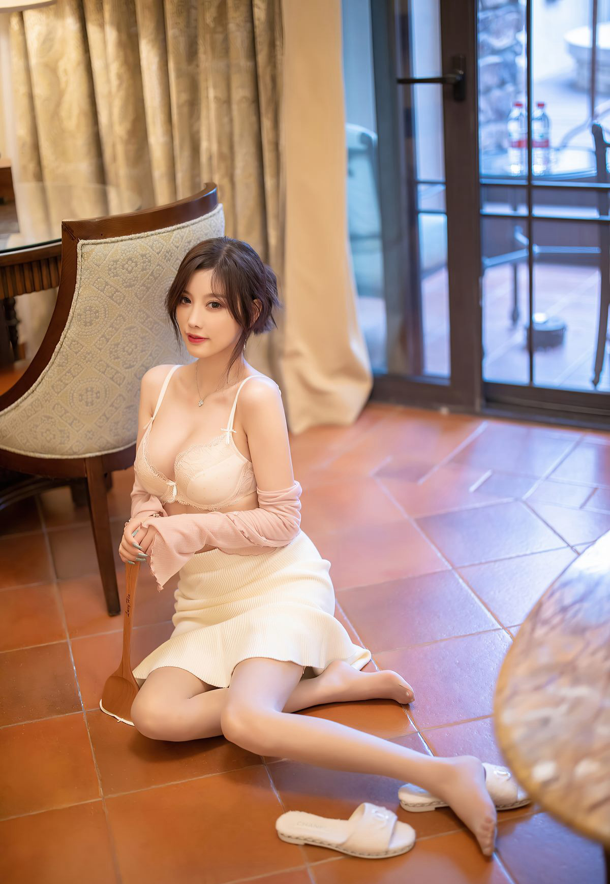 杨晨晨情趣内衣大胸福利图性感白丝美腿风骚撅臀姿势