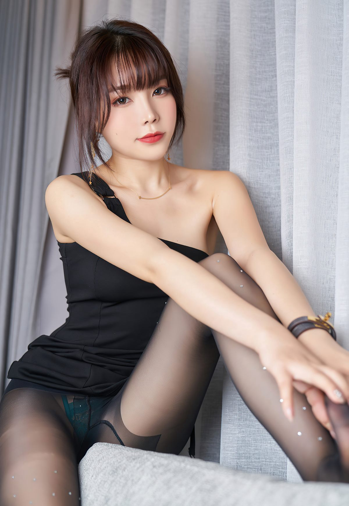 芝芝2021极品尤物脱黑丝袜美腿高跟各种动作