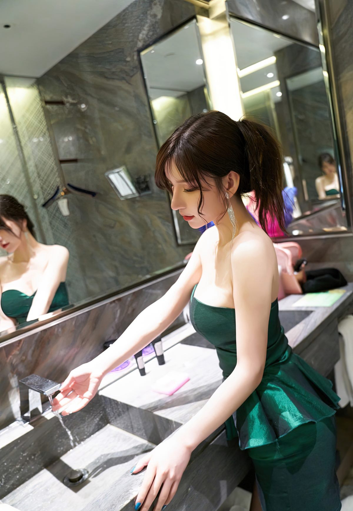 周于希性感黑丝袜美腿完美挺胸风骚姿势高清图片