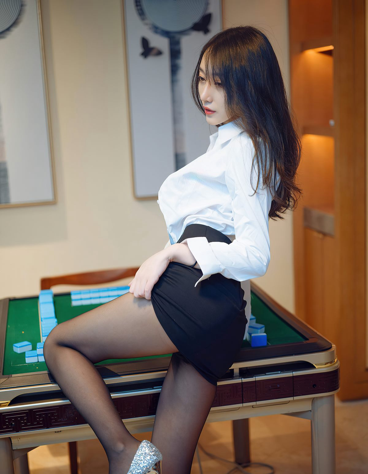 玥儿玥制服诱惑丝袜美臀性感制服诱惑黑丝高跟足底裸胸