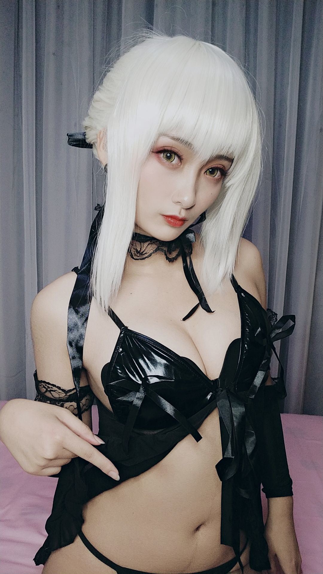 [COS福利] 动漫博主洛璃 belle SAMA - 黑呆睡衣王座