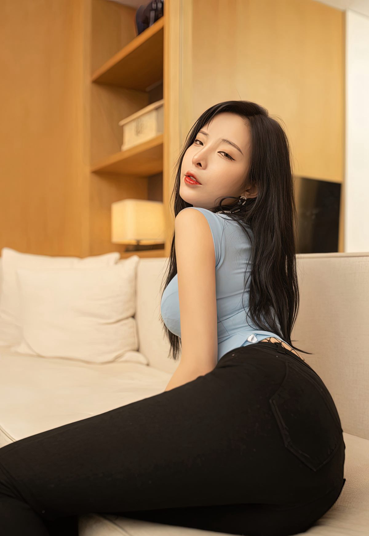 เฉินเซี่ยวเมี่ยว กางเกงรัดรูปเซ็กซี่ ถุงน่องเซ็กซี่ รองเท้าส้นสูง ท่าก้นเชิด การล่อหลอกอย่างมีเสน่ห์ สาวสวย