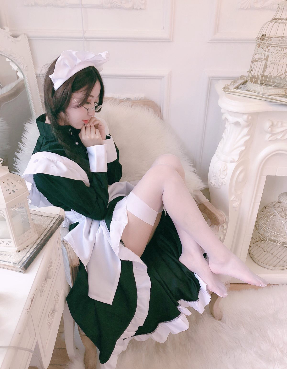 COS Beautiful Woman Kurokawa Large Scale White Stockings Glasses HD Beautiful Legs Photo Cosplay