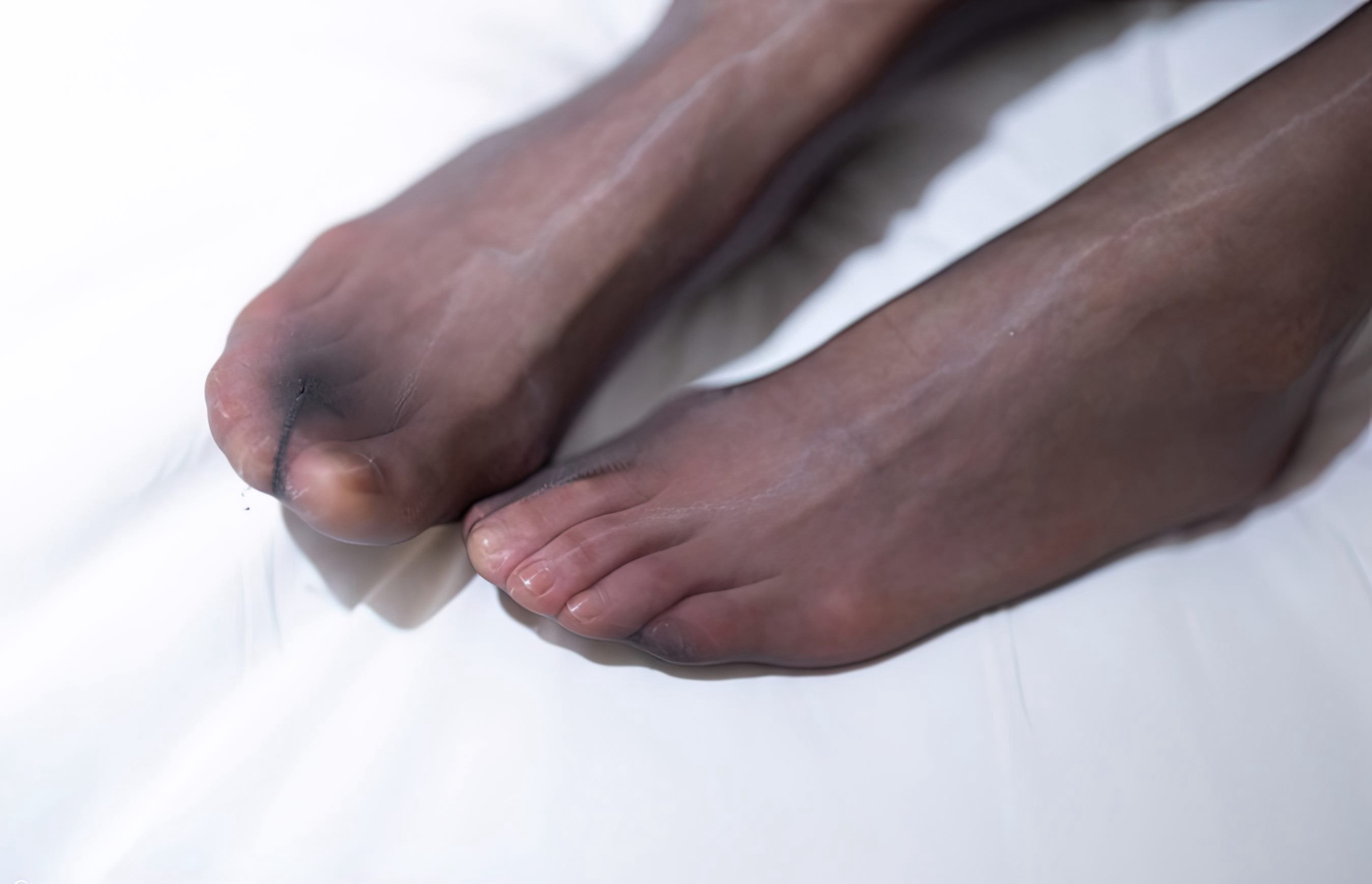 아이미사 작은 여우 초박형 블랙 실크 완벽한 미모 다리 섹시한 비서 호텔 스타킹 벗는 인물 사진 예술