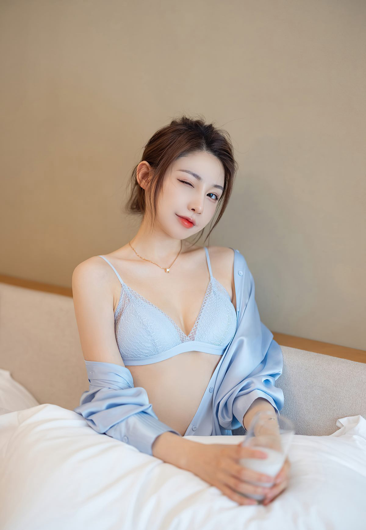เอมี่เซะ สาวงาม หลิว อี้หนิง บุคลิกชุดยูนิฟอร์มชวนหลงใหล ชุดชั้นในเซ็กซี่ เปี่ยมเสน่ห์ หน้าตาสวยงาม