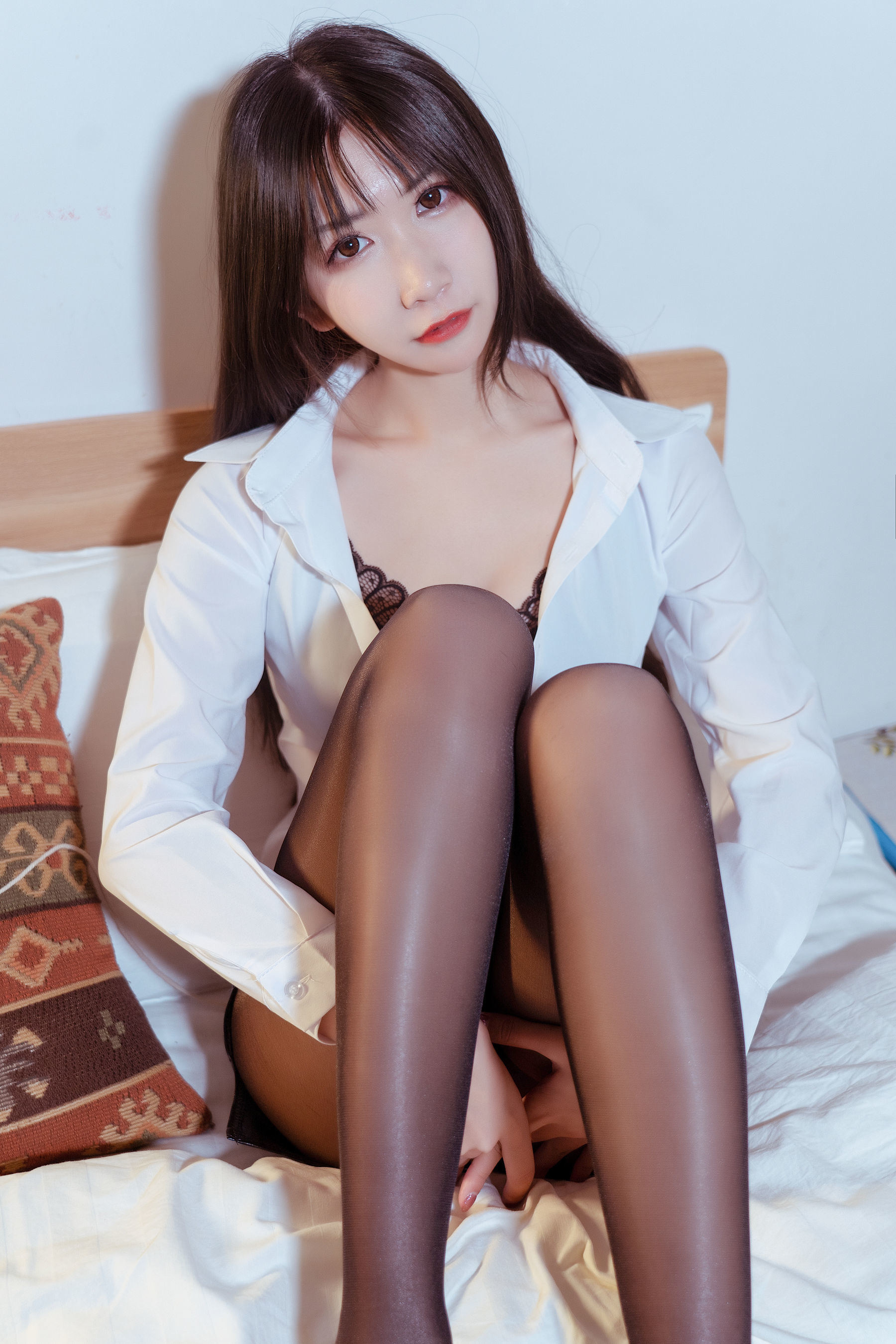 Internet Celebrity Cosplayer Photobook] Anime Blogger Ruan Yi_Fairy - Elephant OL
