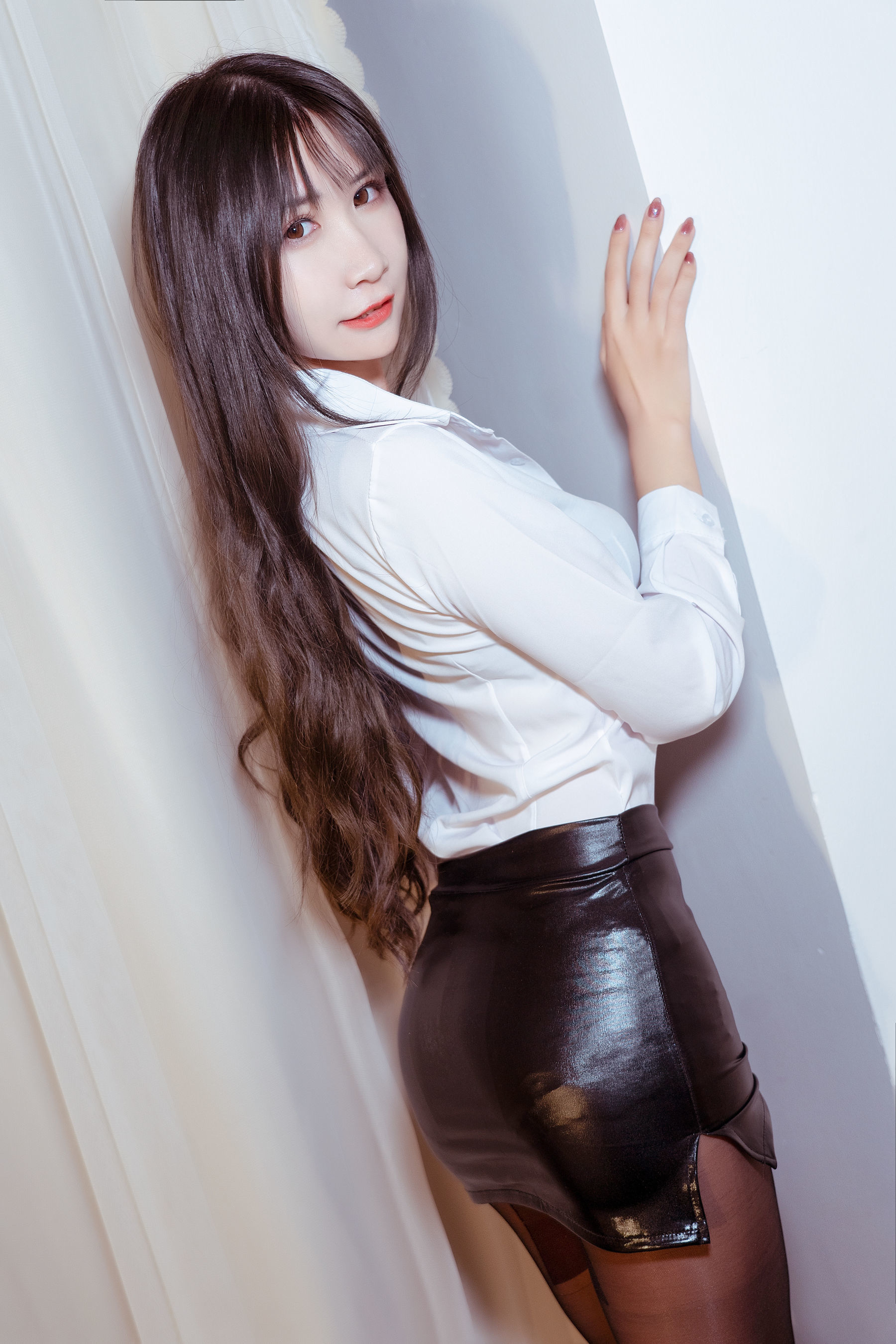 Internet Celebrity Cosplayer Photobook] Anime Blogger Ruan Yi_Fairy - Elephant OL