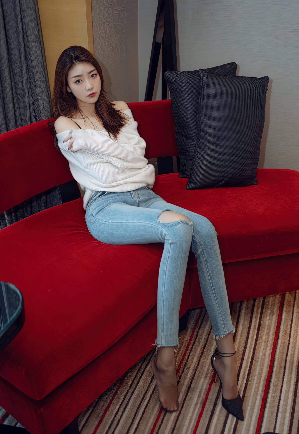 可樂Vicky性感紧身牛仔裤高清翘臀性感肉丝袜高跟