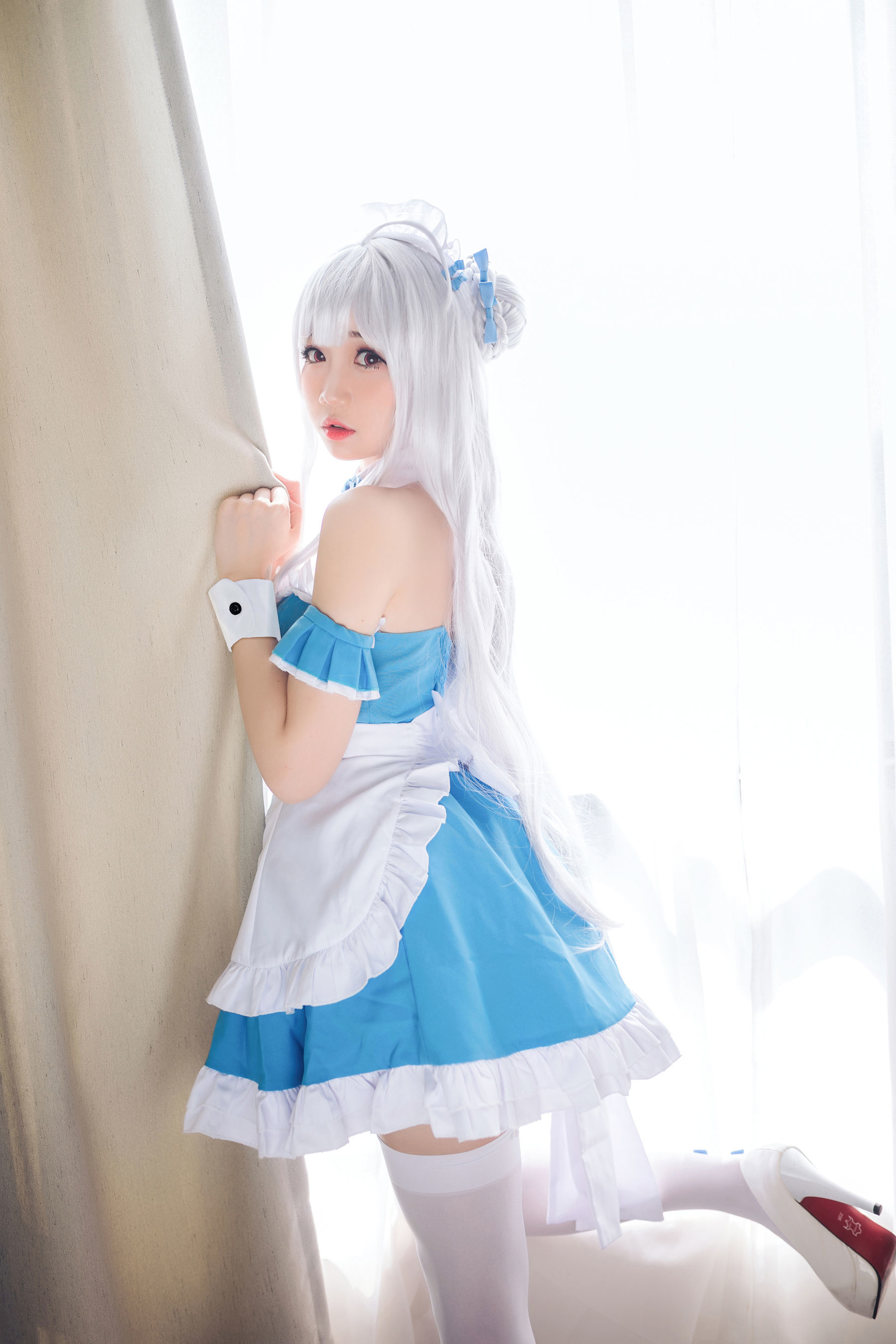 Internet Celebrity Cosplayer Photobook] Men Men Tan - Little Swan Maid