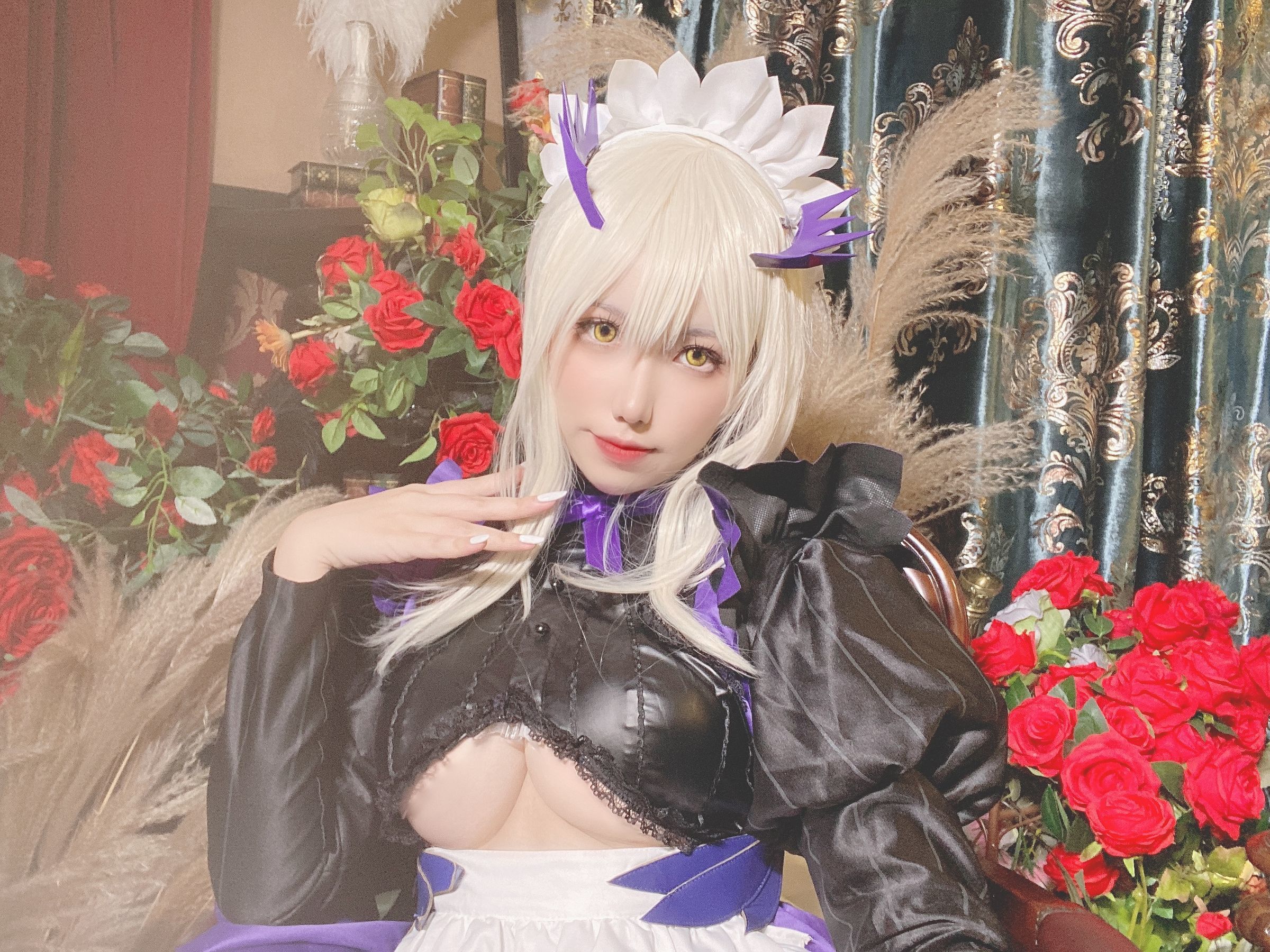 Internet Celebrity Cosplayer Photo] Yuyuan Yuzi SJ_ - Black Gun Clumsy Maid Selfie