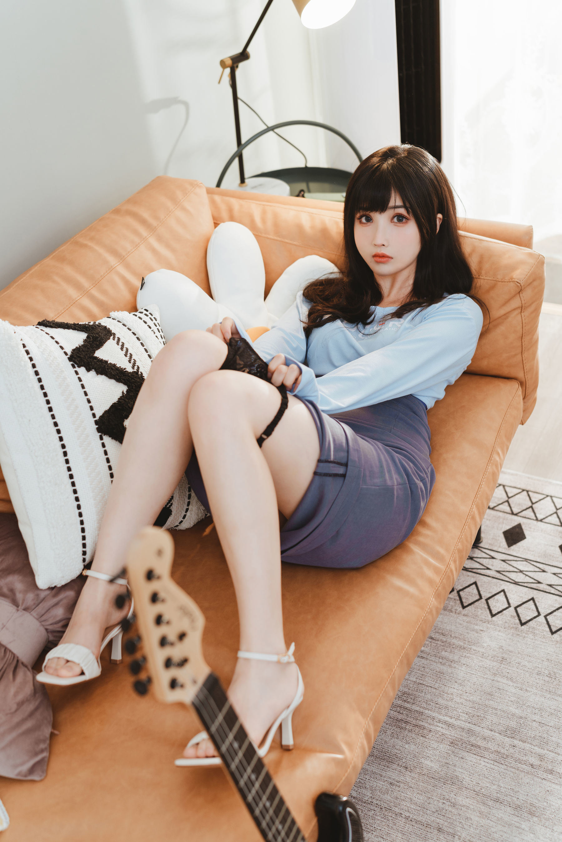 Internet Celebrity Coser Photobook] COS Welfare Rioko Liang Liang Zi - Guitar Sister Tied Skirt