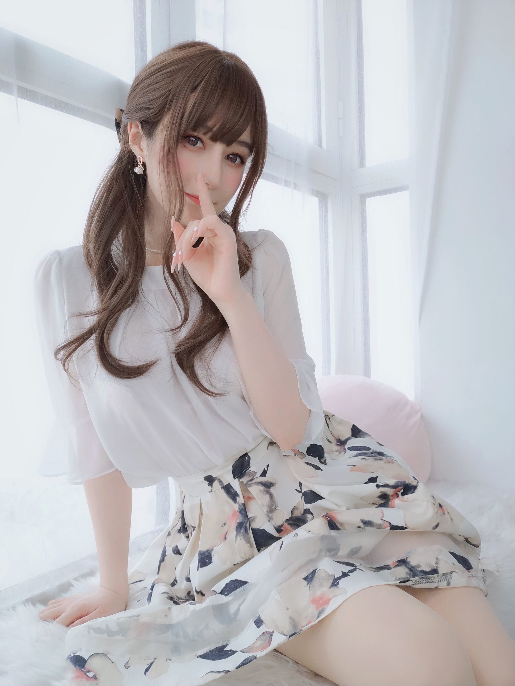 Internet Celebrity Coser Photobook] Coser Miss Baiyin - Flesh-Colored Stockings Housewife
