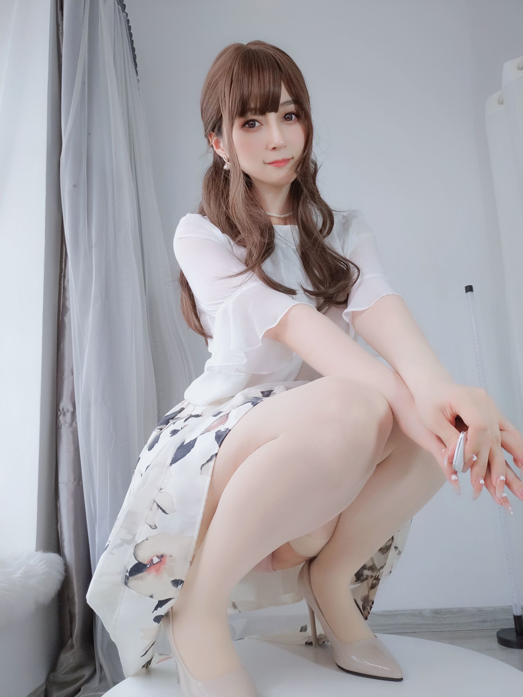 Internet Celebrity Coser Photobook] Coser Miss Baiyin - Flesh-Colored Stockings Housewife