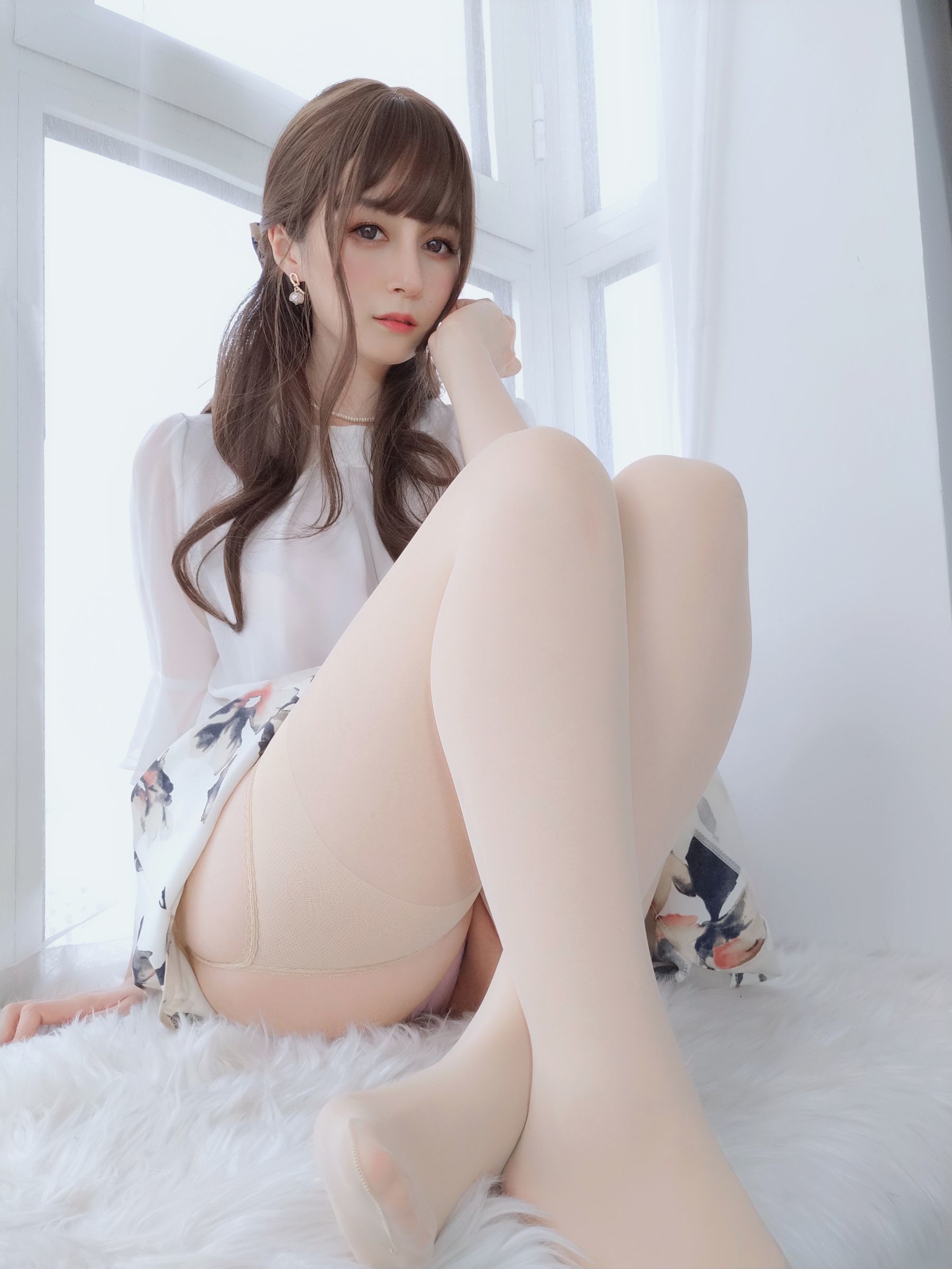 เน็ตไอดอลคอสเพลย์ชุดภาพ] Coser น้องสาวไป่ยิน - ถุงน่องคนเมีย