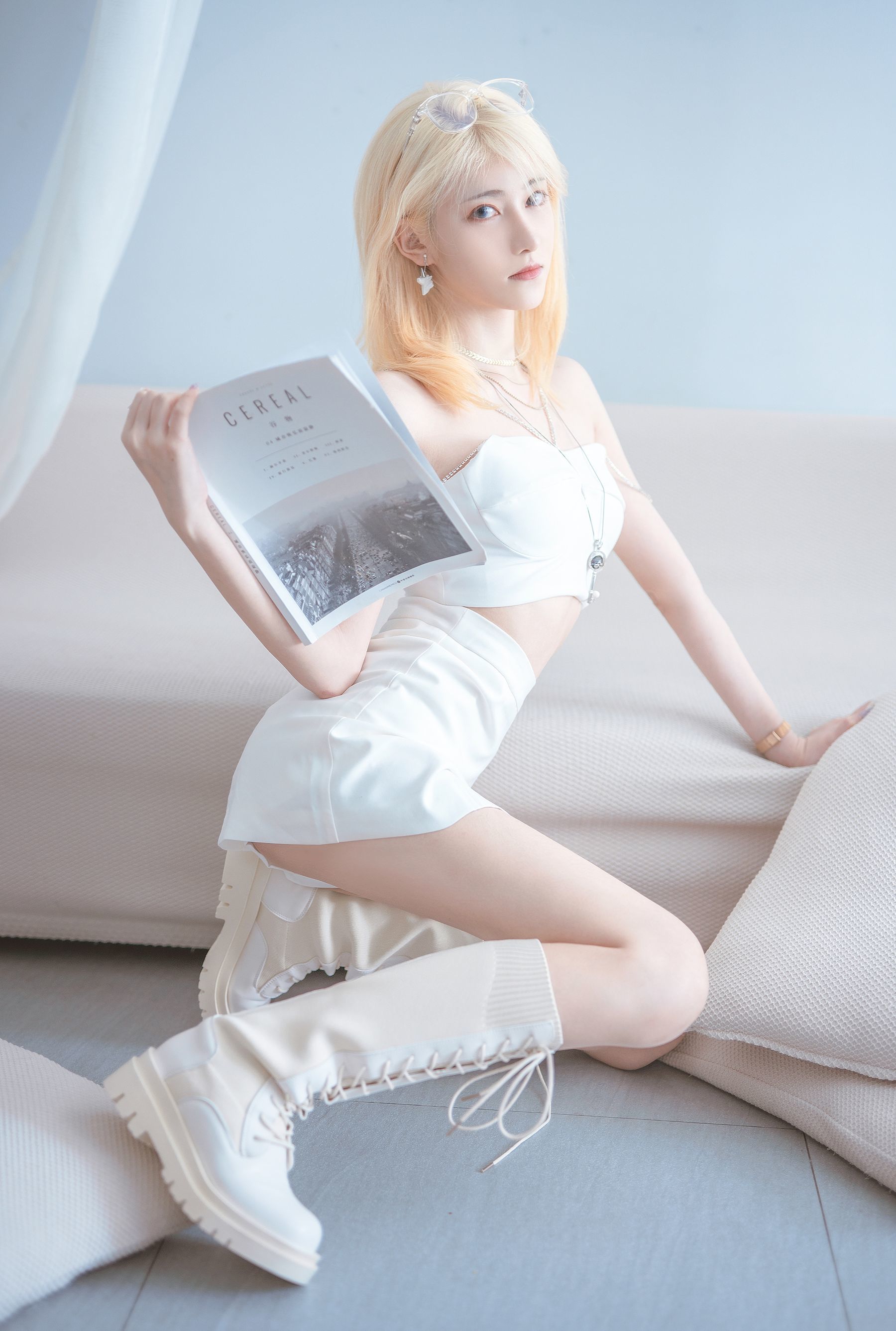 เน็ตไอดอล คอสเซอร์ 写真] บล็อกเกอร์อนิเมะ นันเทาโมโมโกะ - ชุดยูนิฟอร์มสีขาว