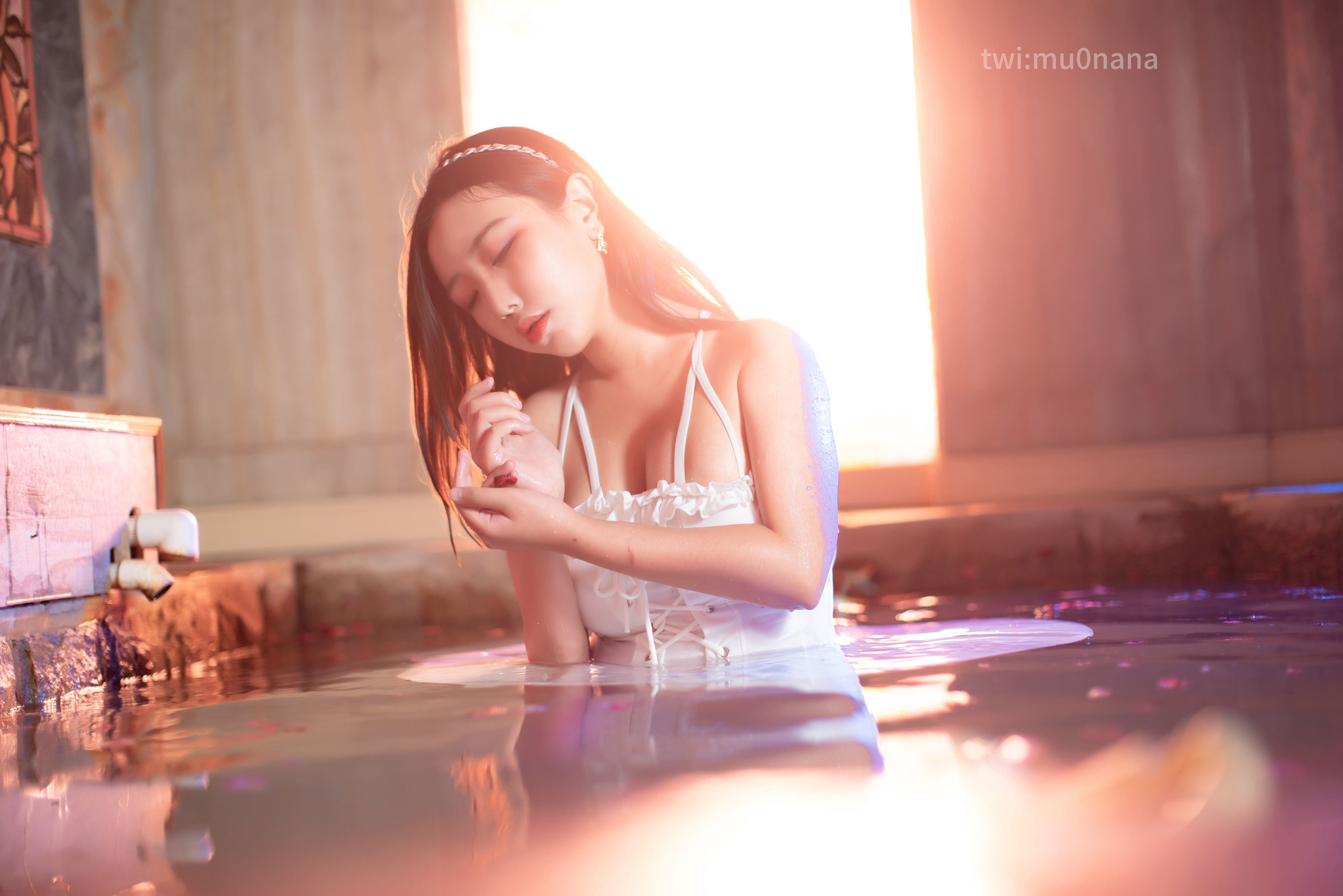인터넷 스타 COSER 사진] 애니메이션 블로거 무링 Mu0 - 온천 반사