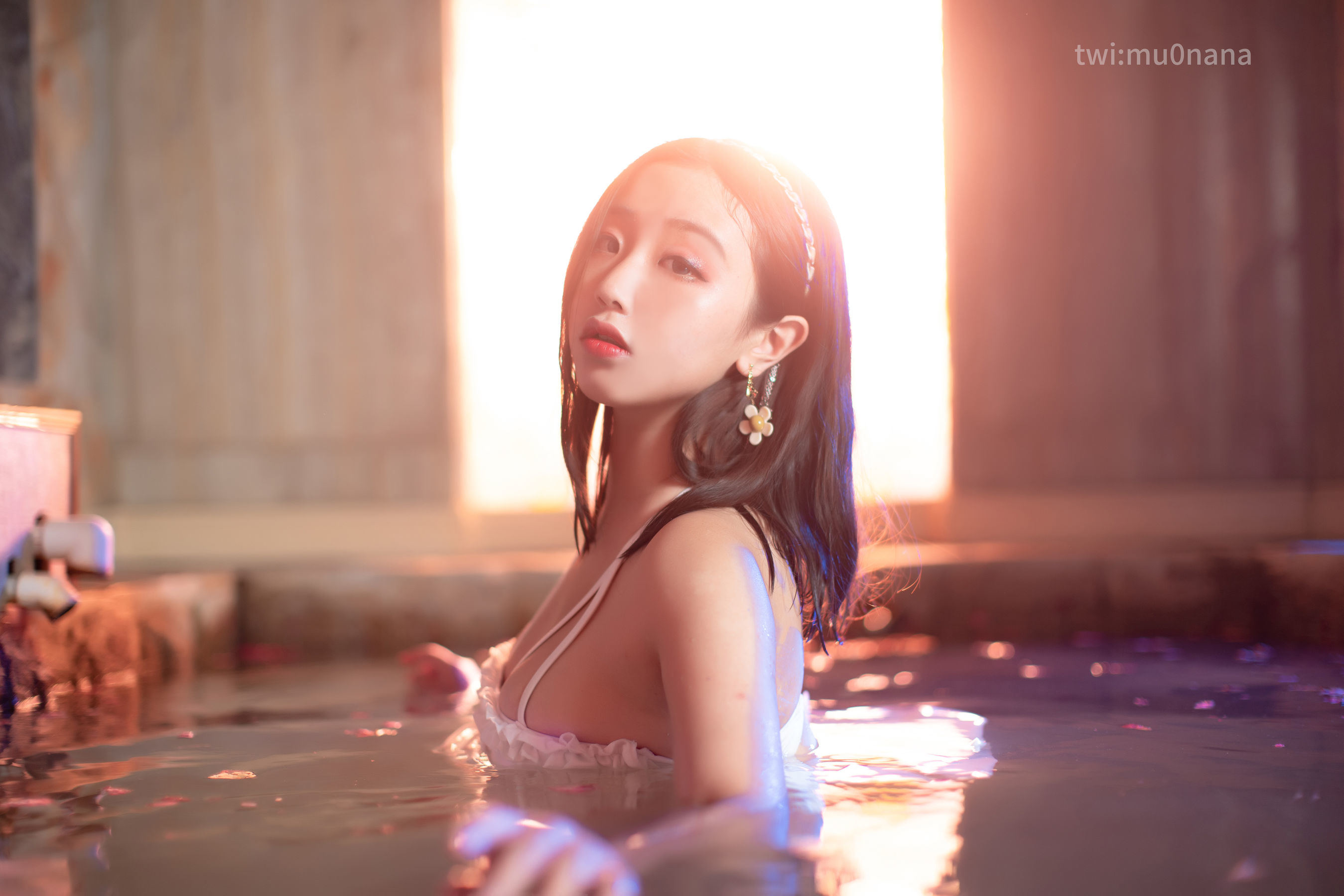 인터넷 스타 COSER 사진] 애니메이션 블로거 무링 Mu0 - 온천 반사