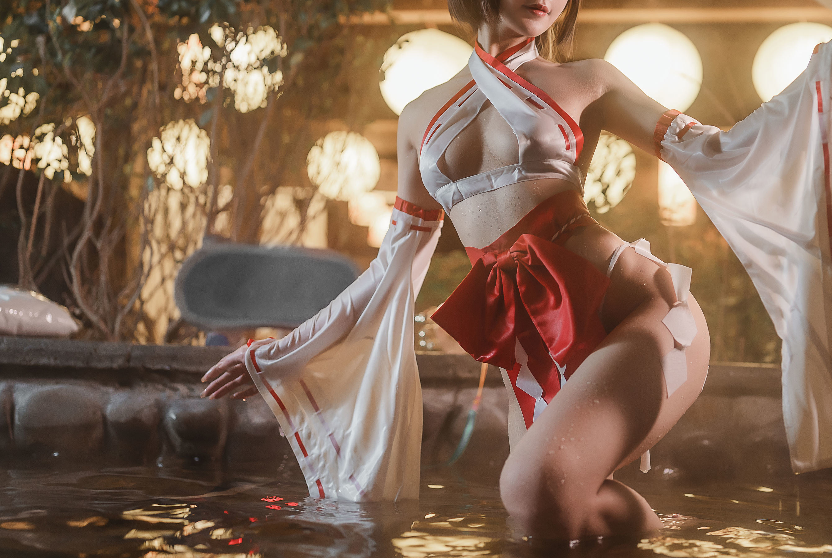 [网红COSER写真] 动漫博主阿包也是兔娘 - 温泉巫女