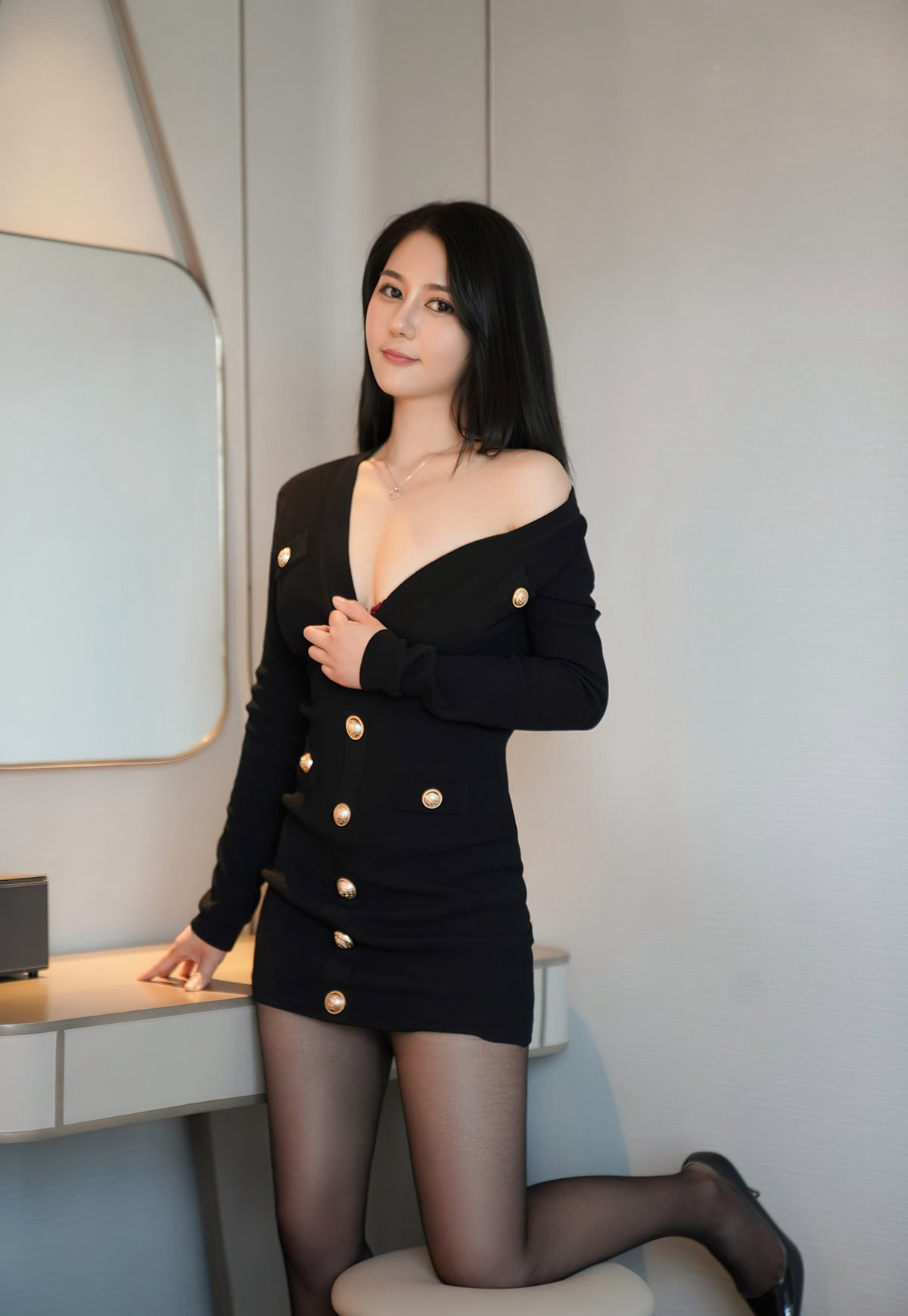 สาวสวยอกใหญ่รูปร่างอวบอัฐในถุงน่องดำไร้ชั้นใน ท่าทางสะกดจิตใจเซ็กซี่ที่บ้าน