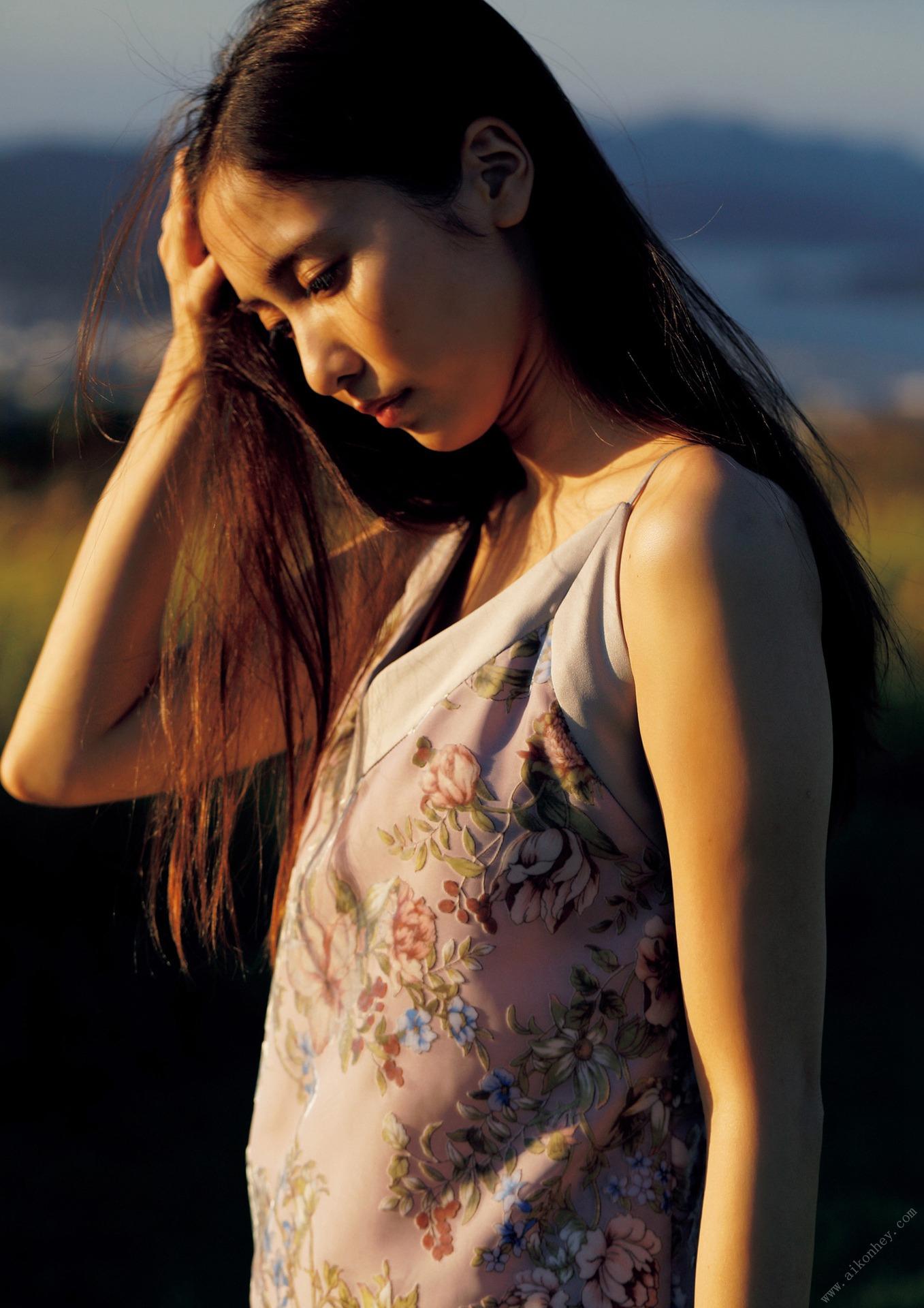 ซาโนะ ฮินาโกะ หนังสือภาพ 'COLORS' ชูเพล หนังสือภาพ 145 หน้า