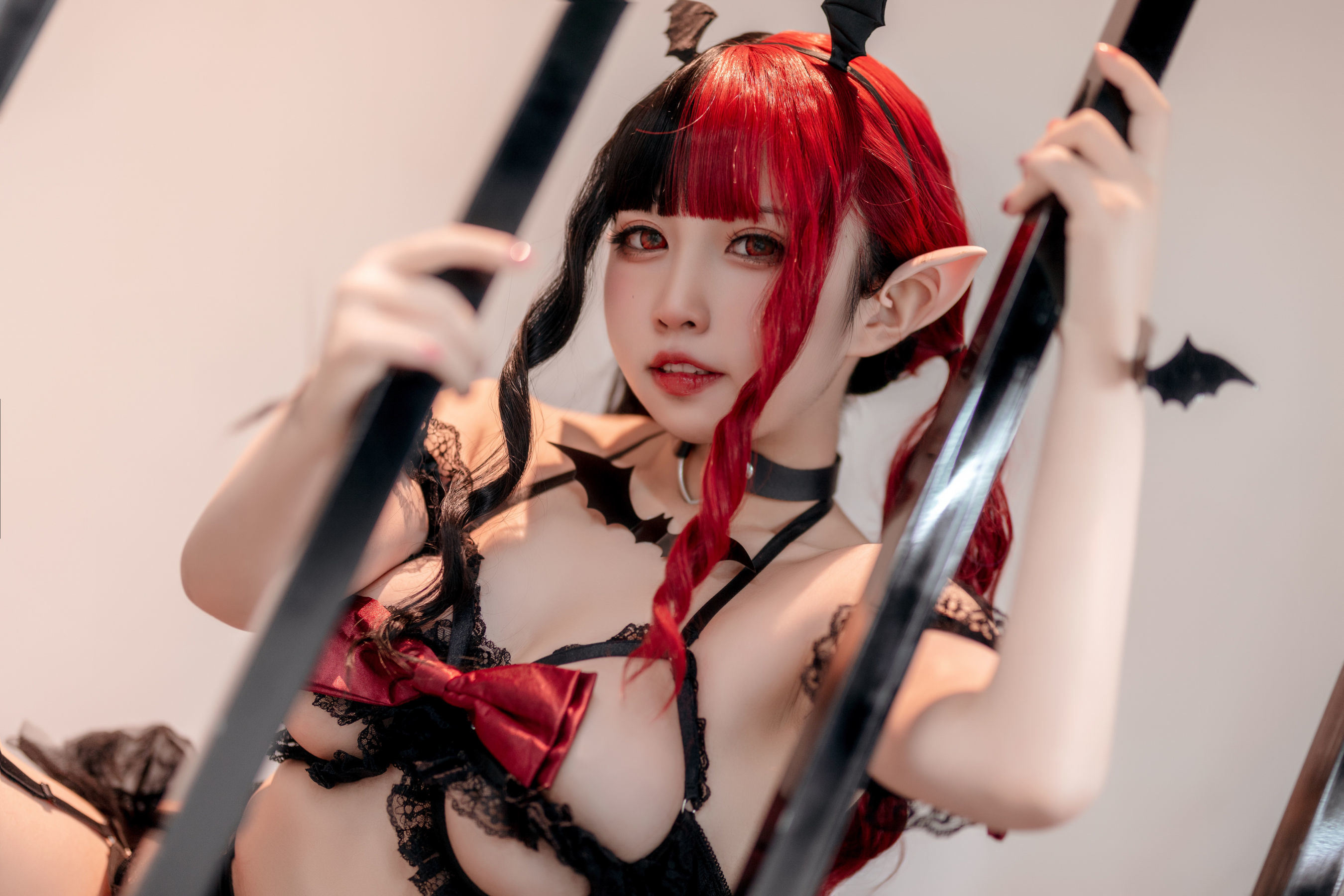 Phúc lợi COS] Người viết blog anime Mèo Điền Thánh Nại Nại (Đào Chi Chiu Chiu) - Ác Quỷ Bị Ràng Buộc