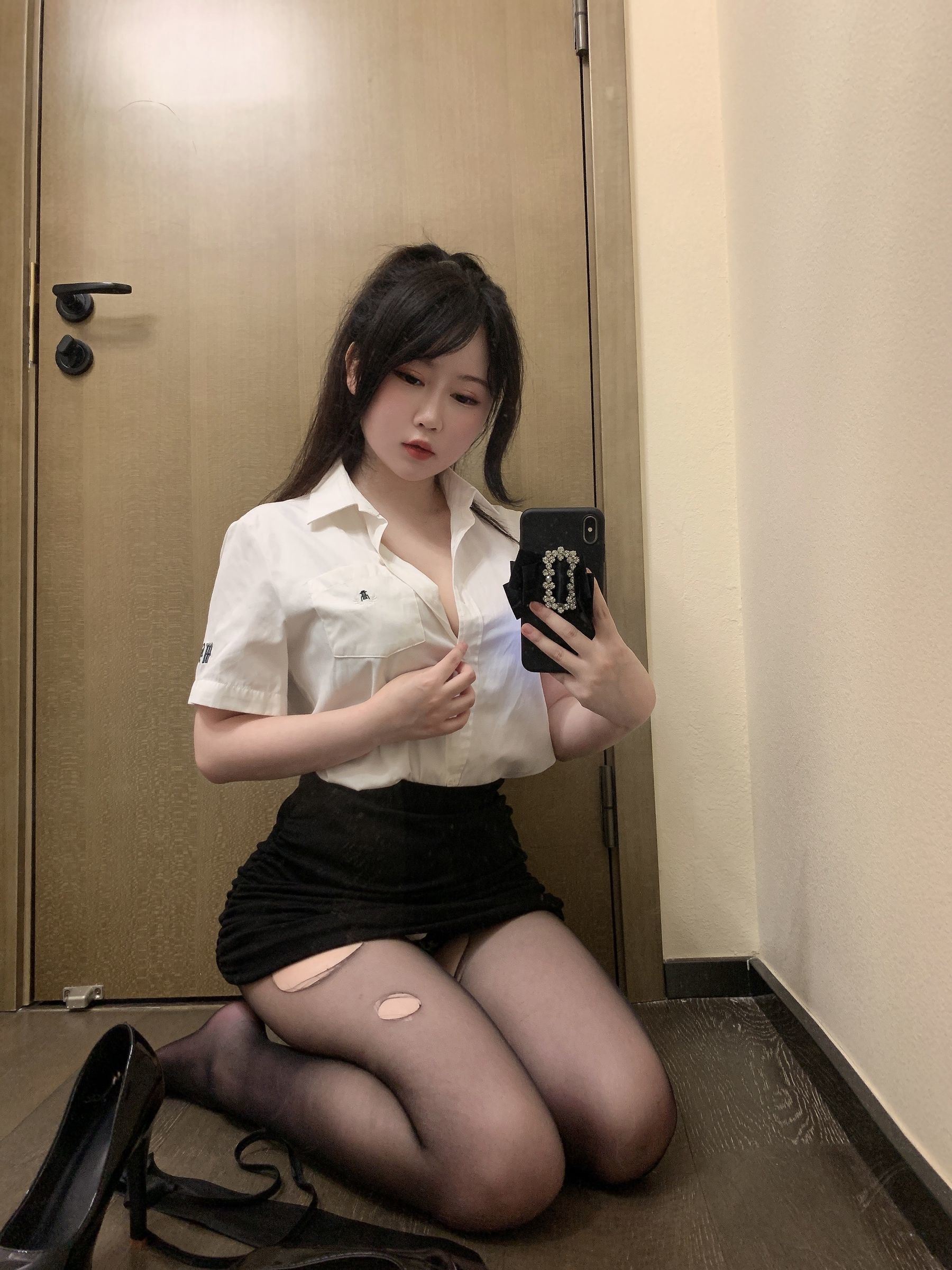 [福利COS] 蜜桃少女是依酱呀 - 刚入职的新人