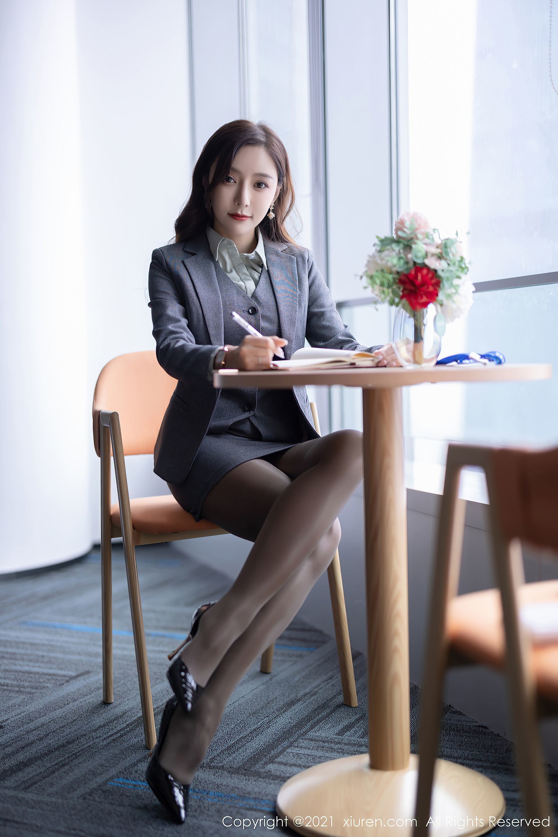 秀人XiuRen No.4251 王馨瑶Yanni秘书黑丝美腿写真