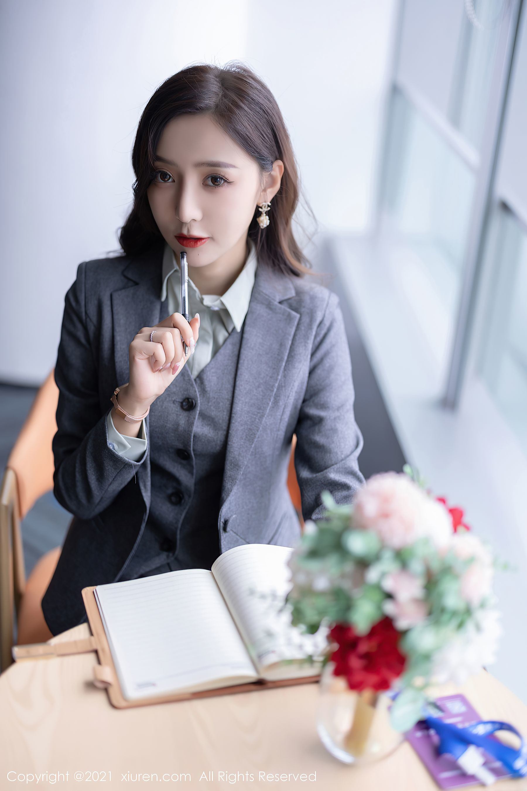秀人XiuRen No.4251 王馨瑶Yanni秘书黑丝美腿写真
