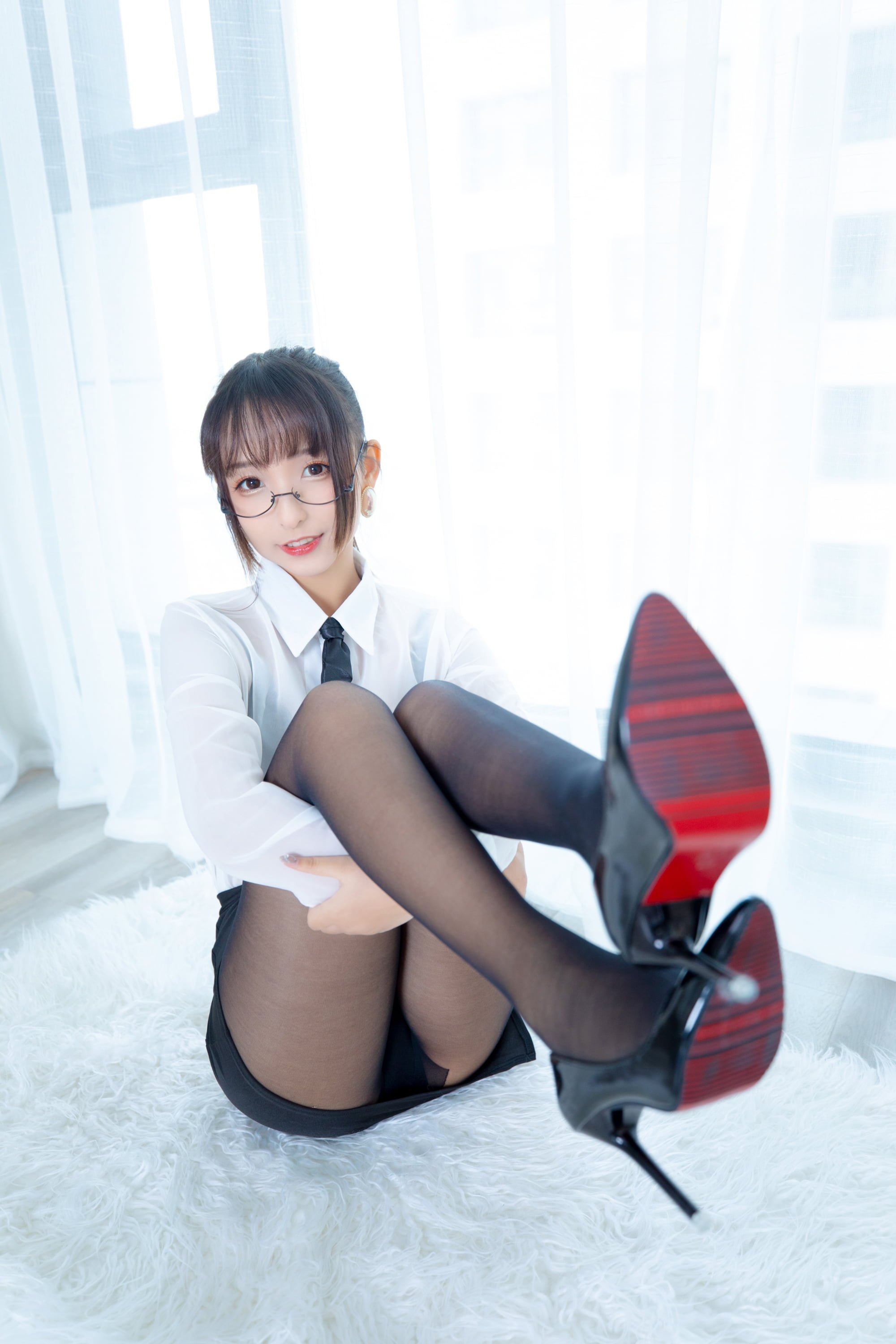 神樂坂真冬 《白色辦公室》