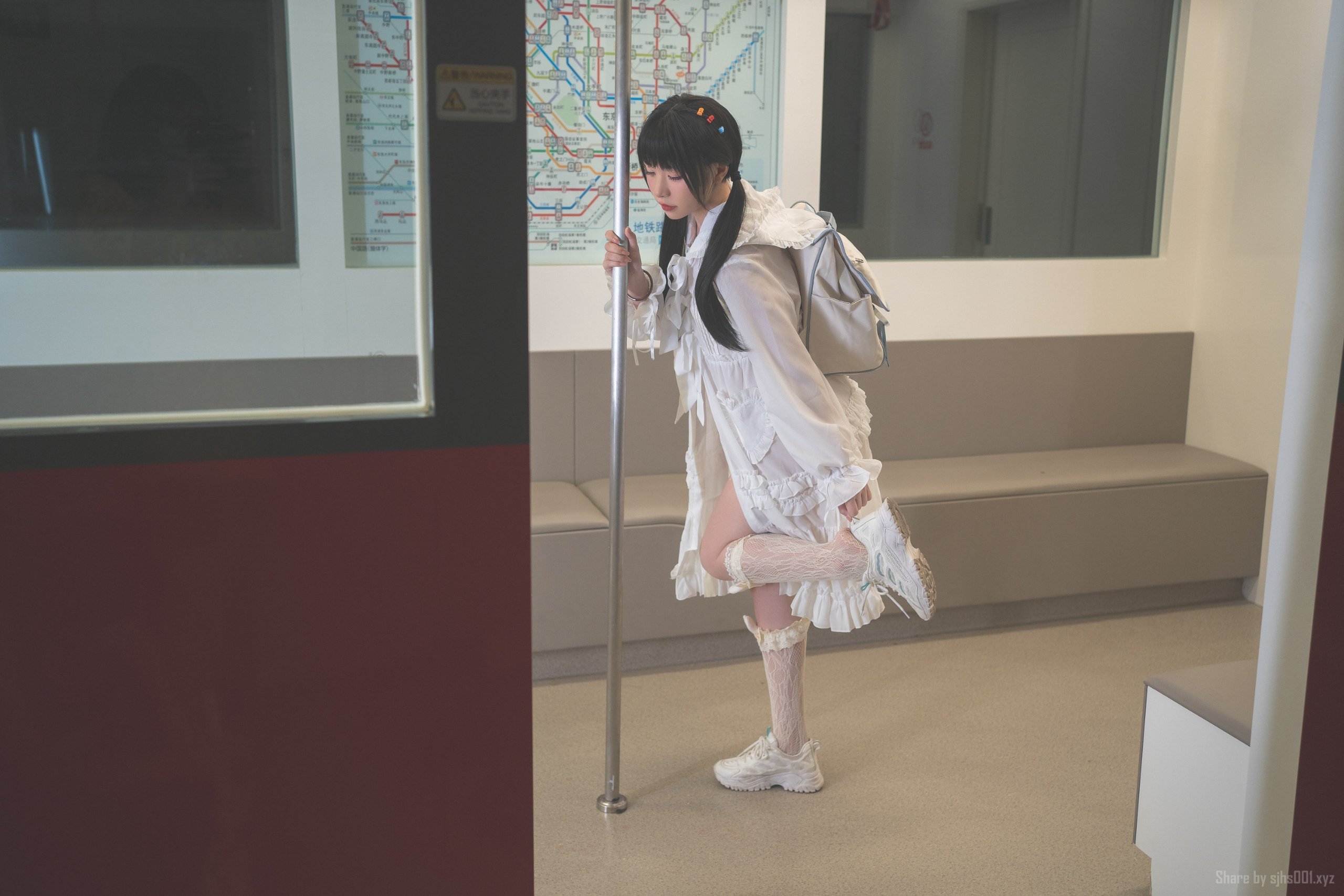 【爆机少女喵小吉】 深夜地铁