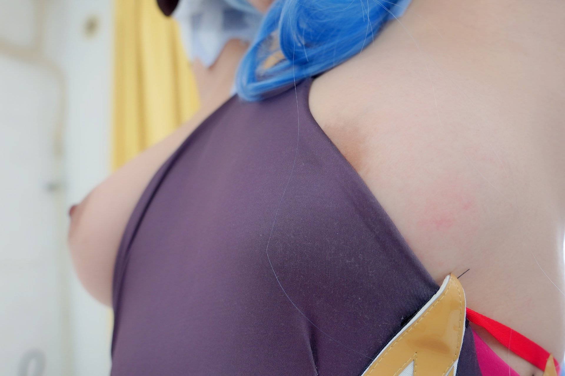 SAD-131] [白餡堂] H Cup bùng nổ xâm phạm! Cosplayer cao lớn với ngực to hơn mét bị trói buộc huấn luyện 3P Hara〇Ama〇