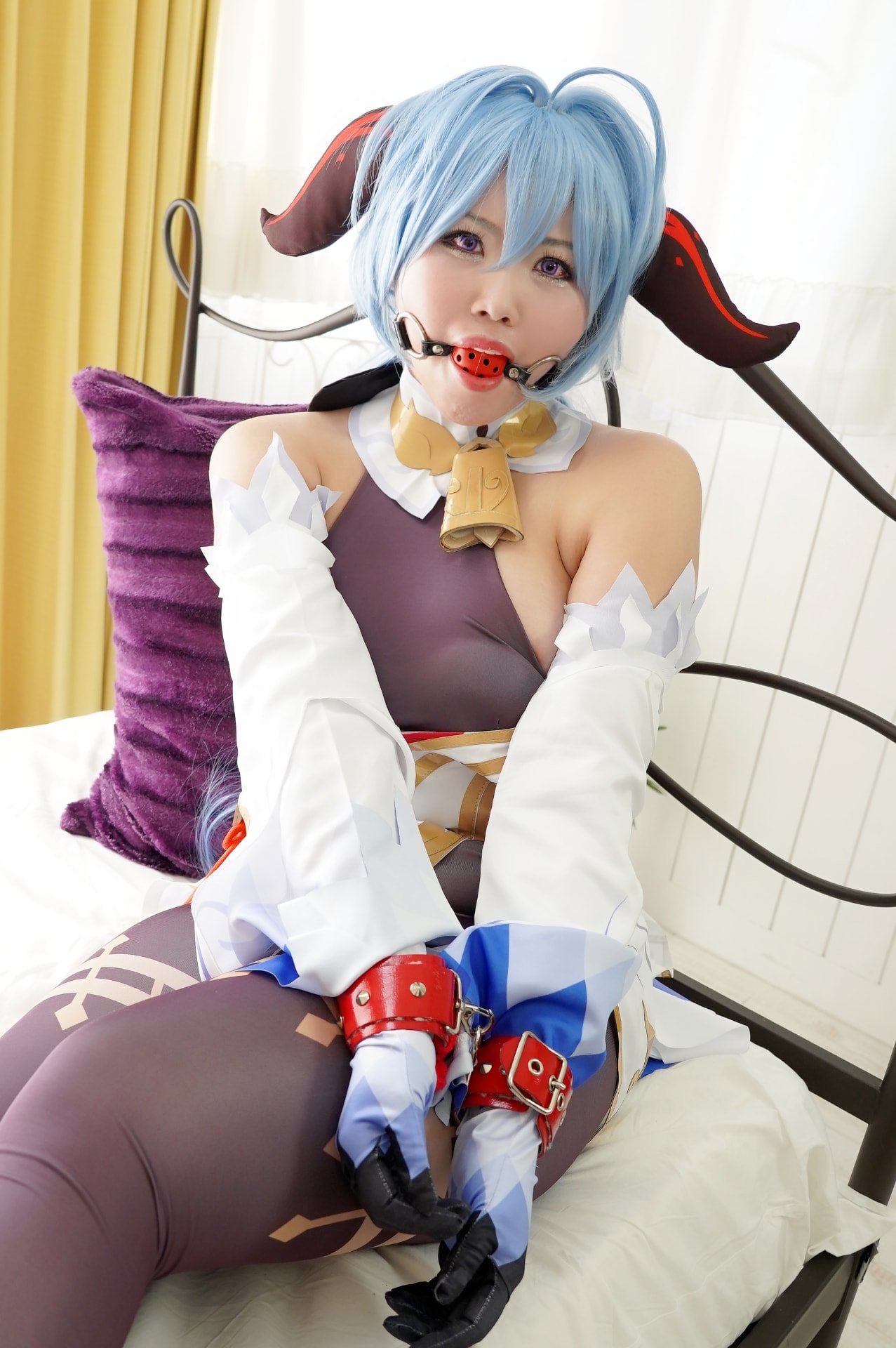 SAD-131] [白餡堂] H Cup bùng nổ xâm phạm! Cosplayer cao lớn với ngực to hơn mét bị trói buộc huấn luyện 3P Hara〇Ama〇