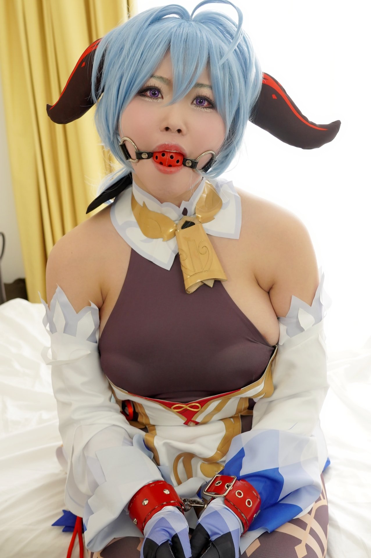 SAD-131] [白餡堂] H Cup bùng nổ xâm phạm! Cosplayer cao lớn với ngực to hơn mét bị trói buộc huấn luyện 3P Hara〇Ama〇