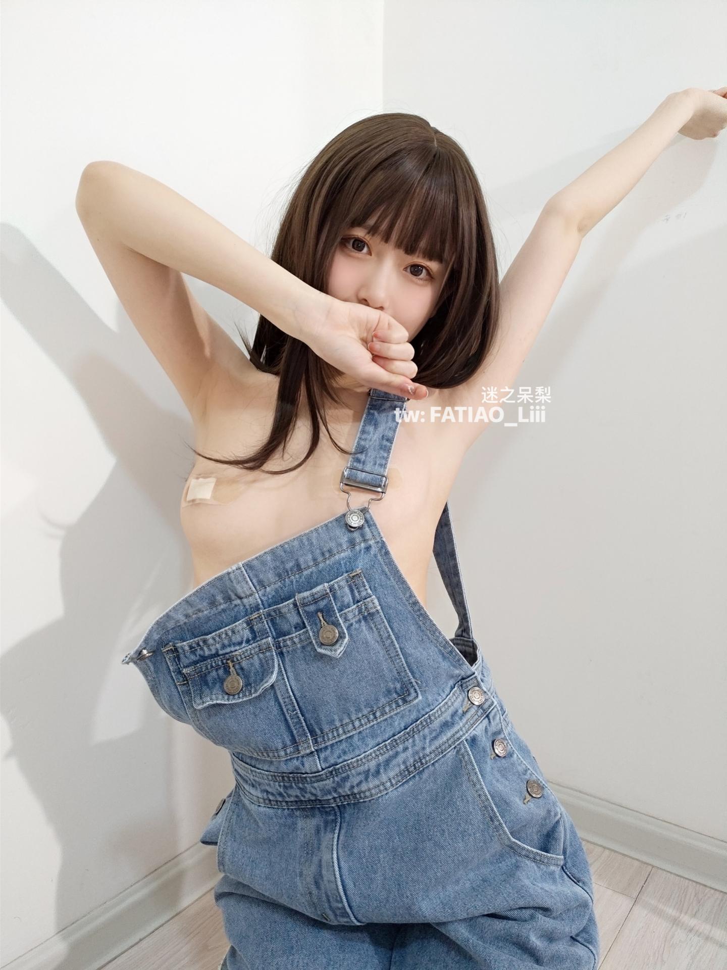 謎の呆梨(発条少女) - ストラップのジーンズ