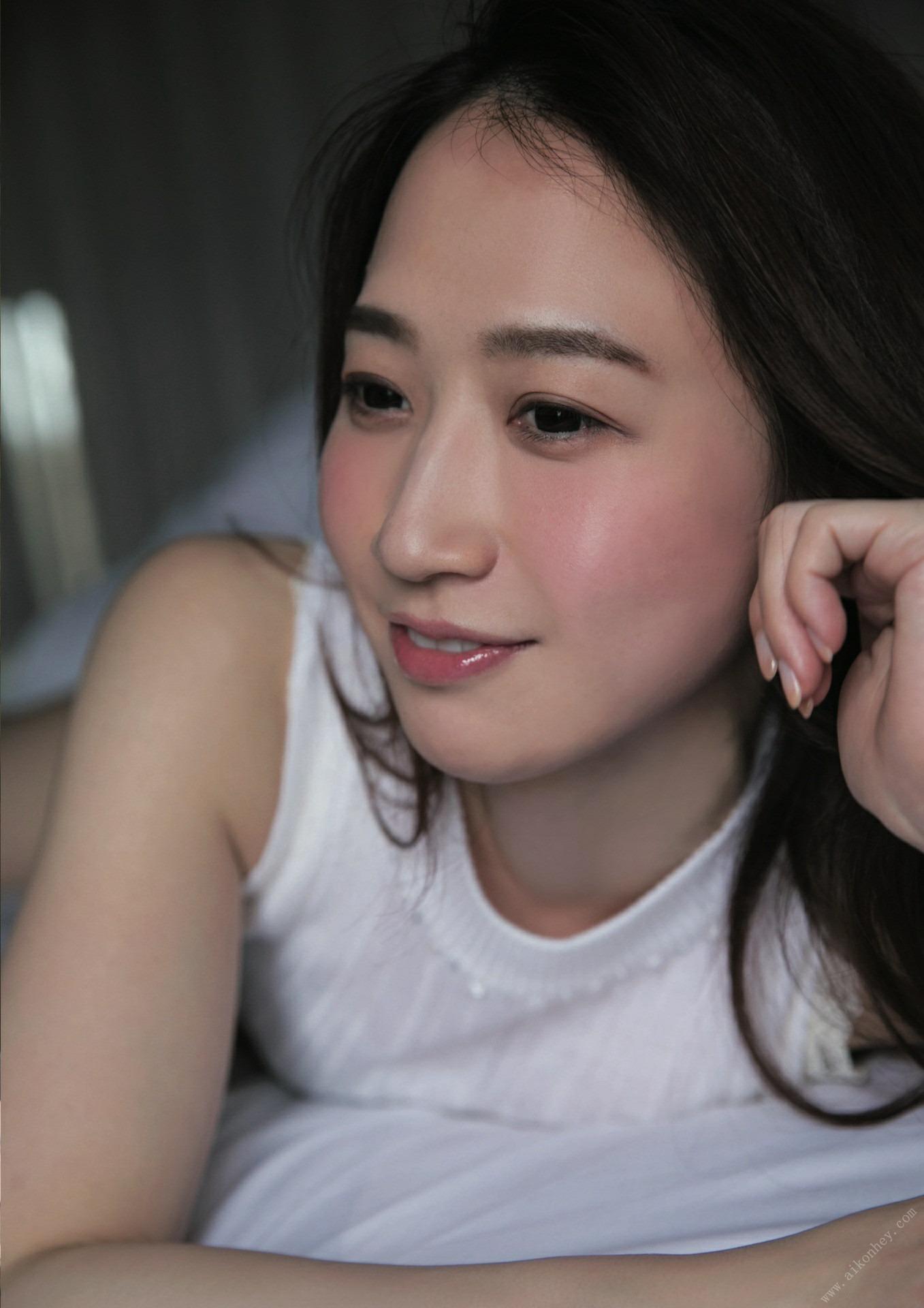 水戸かな1st写真集『逢瀬』82P