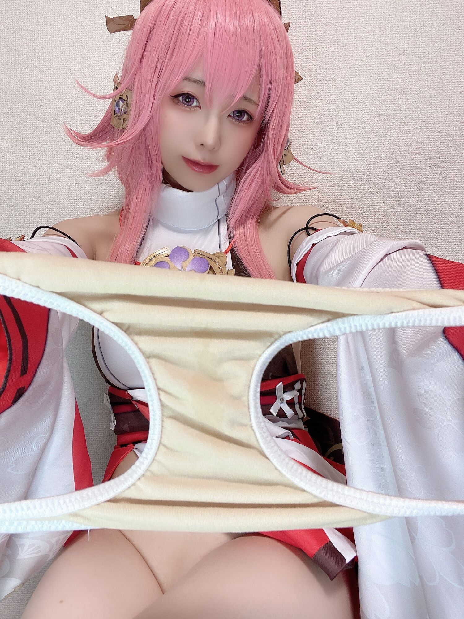 Rizuna - Yae Miko Cosplay Selfie Photobook