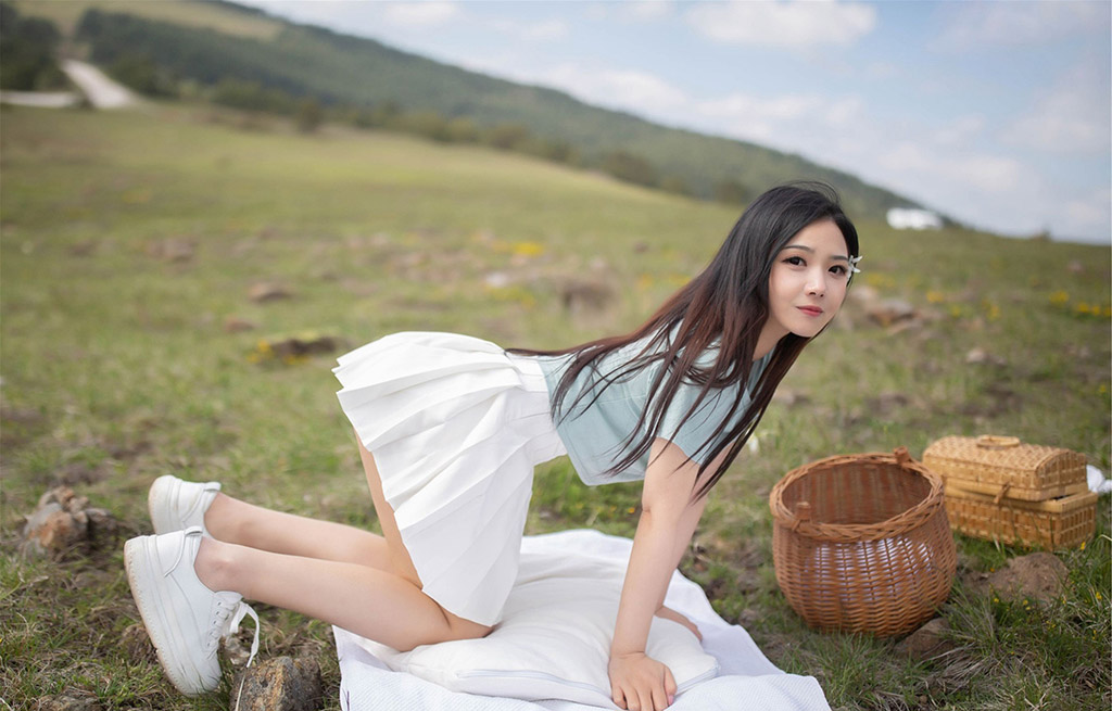 シュウウェイウェイ Mia 屋外の草地でのセクシーな開花