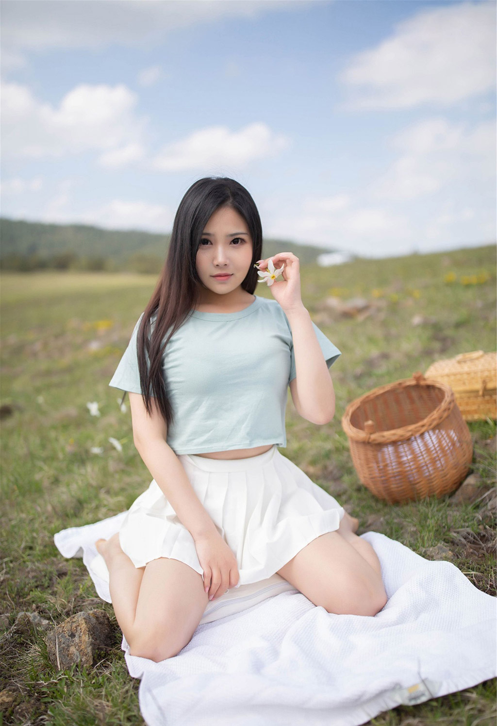 シュウウェイウェイ Mia 屋外の草地でのセクシーな開花