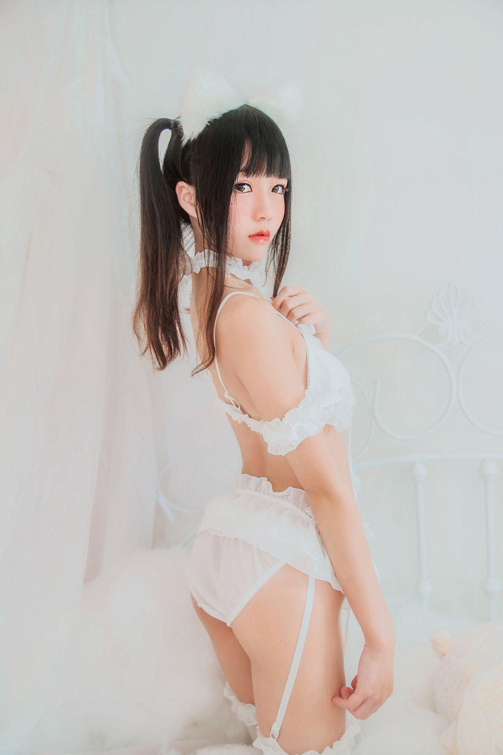 桜桃喵《白猫》 [萝莉COS] 写真集[32P]