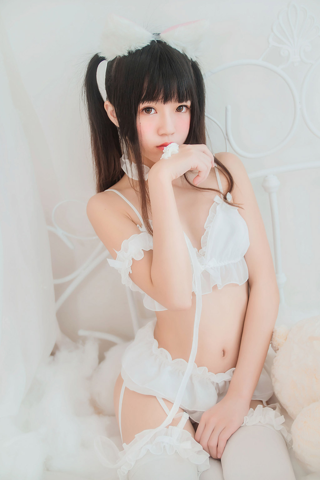 桜桃喵《白猫》 [萝莉COS] 写真集[32P]