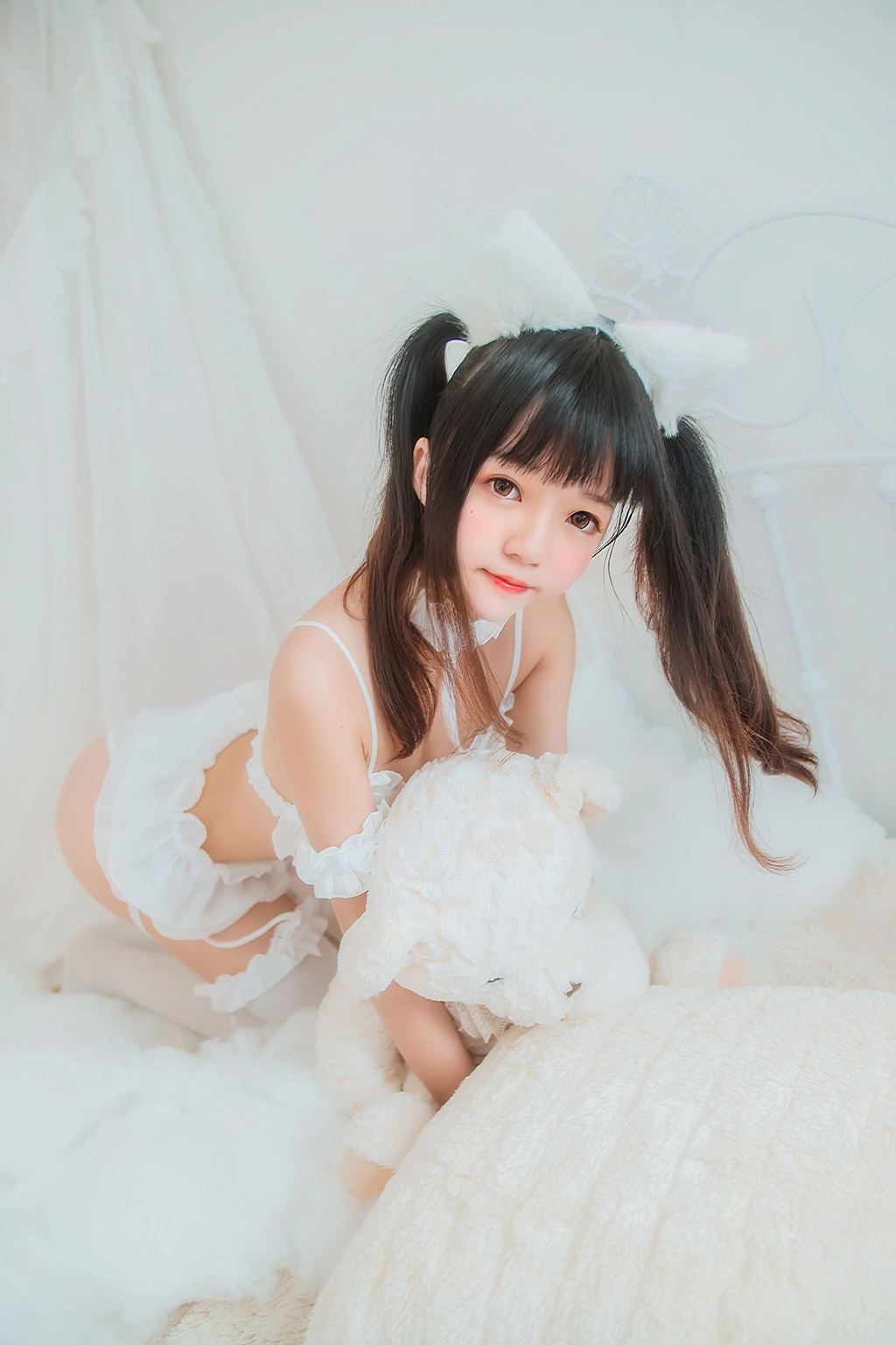 桜桃喵《白猫》 [萝莉COS] 写真集[32P]