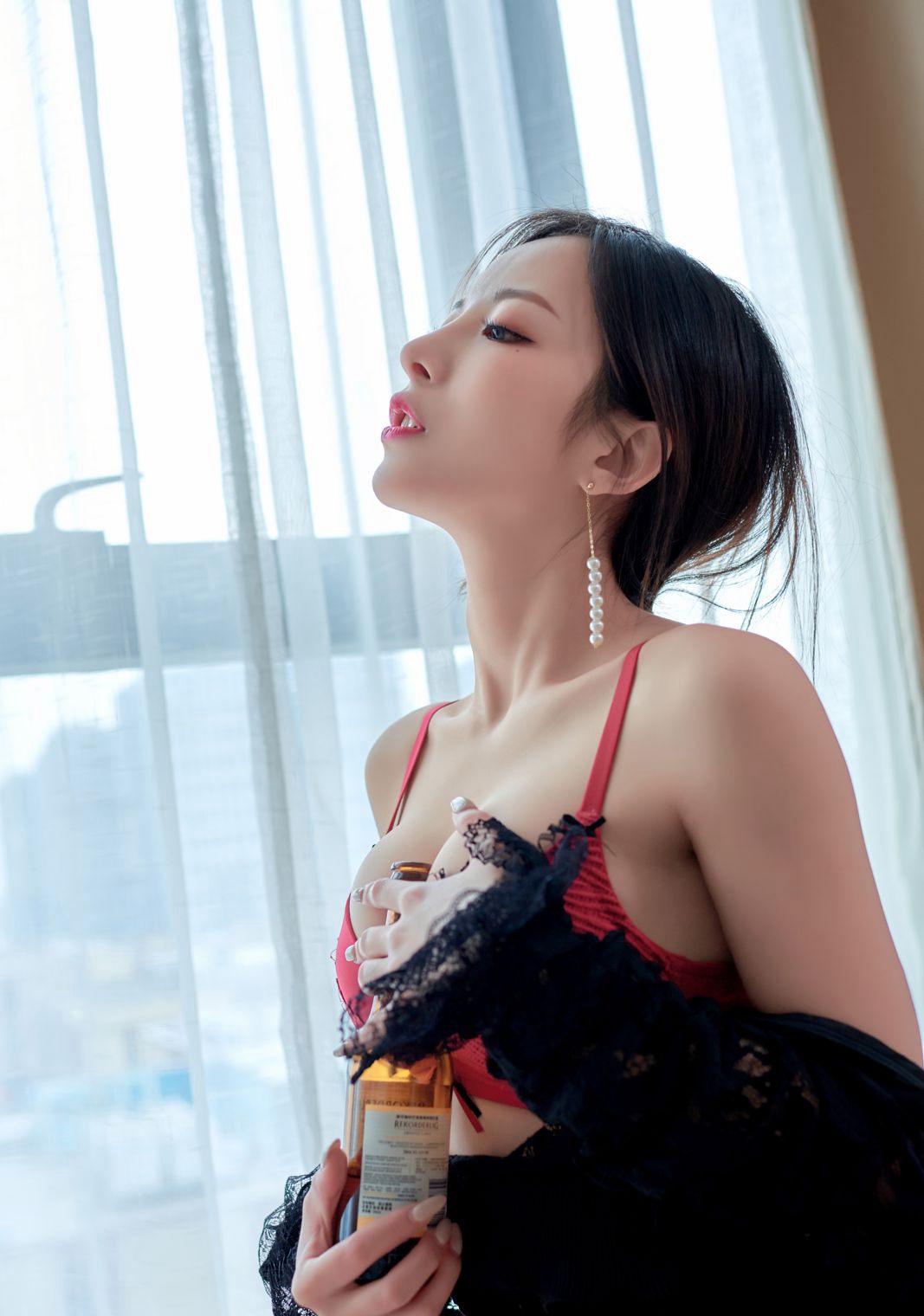สาวสวยในชุดชั้นในสีแดง หน้าอกสวยระดับพรีเมี่ยม ชวนหลงใหล ก้นงอน ถุงน่องเนื้อ ขาเป๊ะ