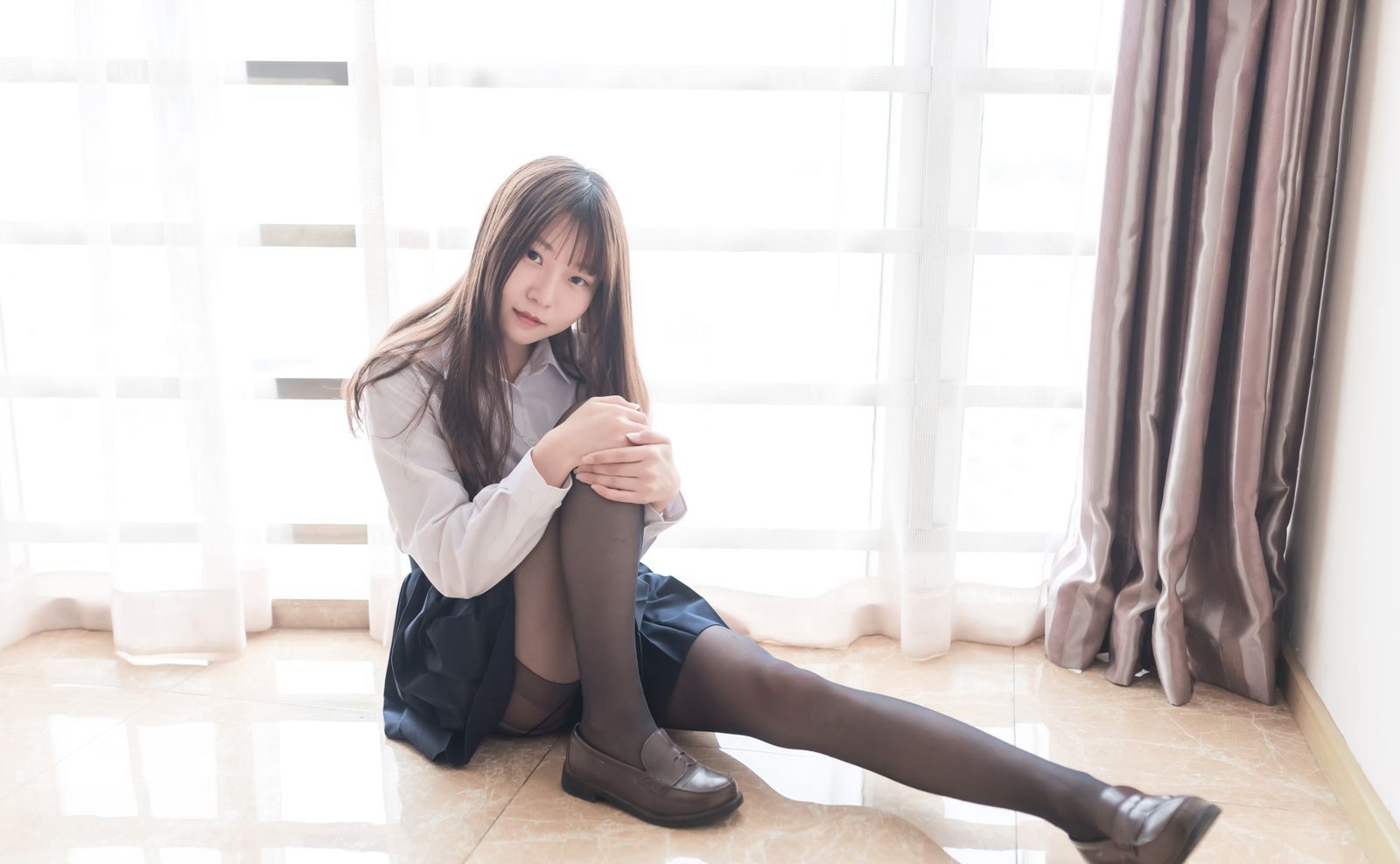 섹시 제복 코스프레 미녀 대담한 바닐라 미아오루루 블랙 실크 사진