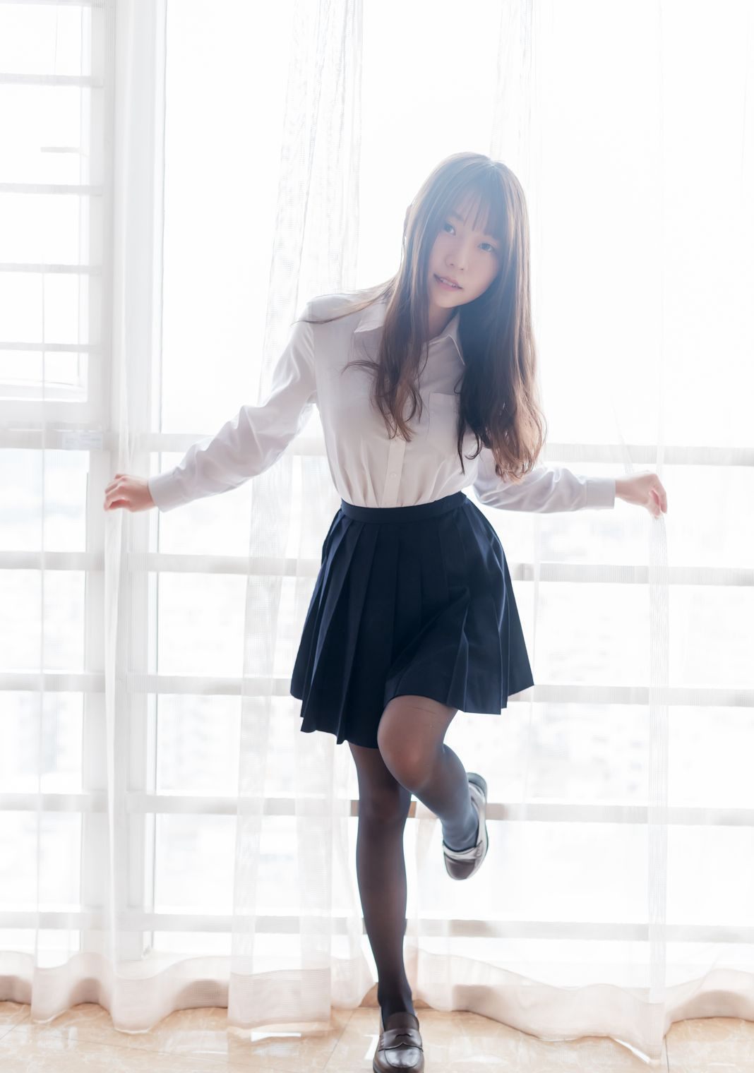섹시 제복 코스프레 미녀 대담한 바닐라 미아오루루 블랙 실크 사진