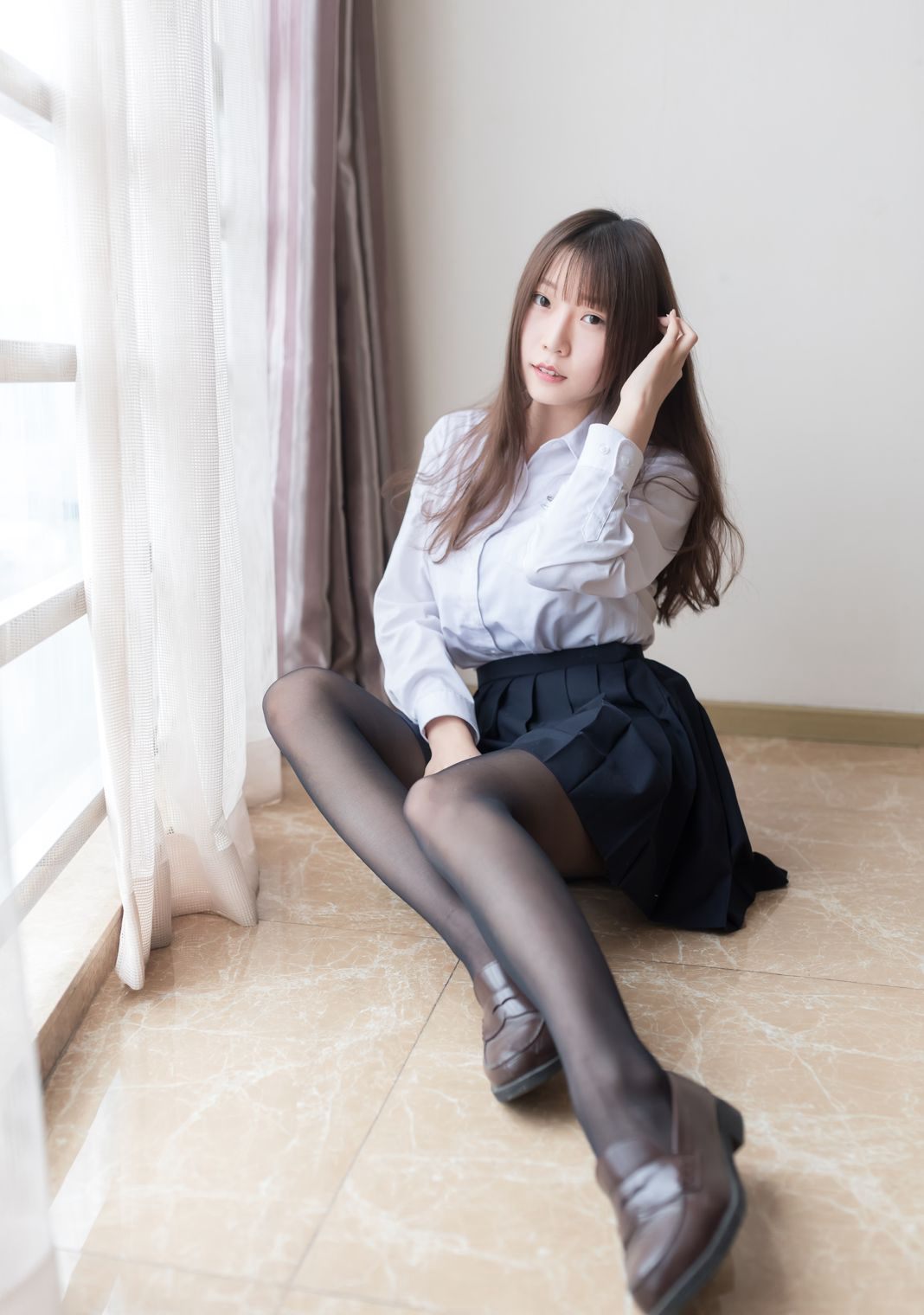 섹시 제복 코스프레 미녀 대담한 바닐라 미아오루루 블랙 실크 사진