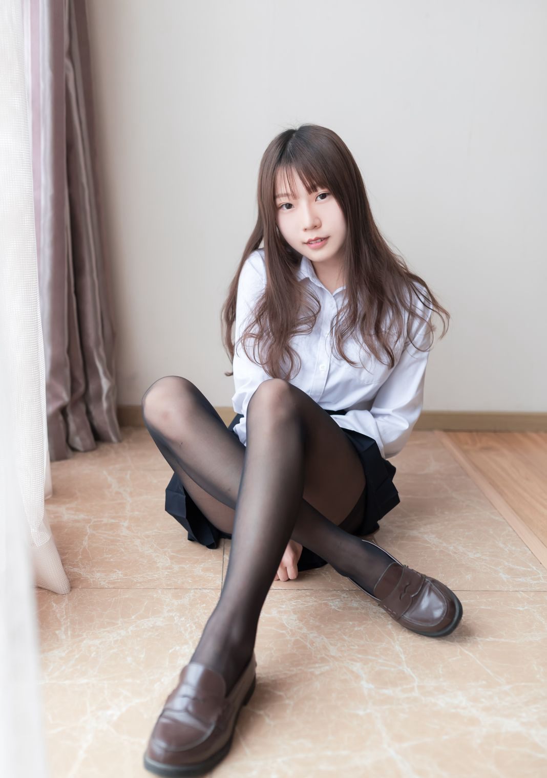 섹시 제복 코스프레 미녀 대담한 바닐라 미아오루루 블랙 실크 사진