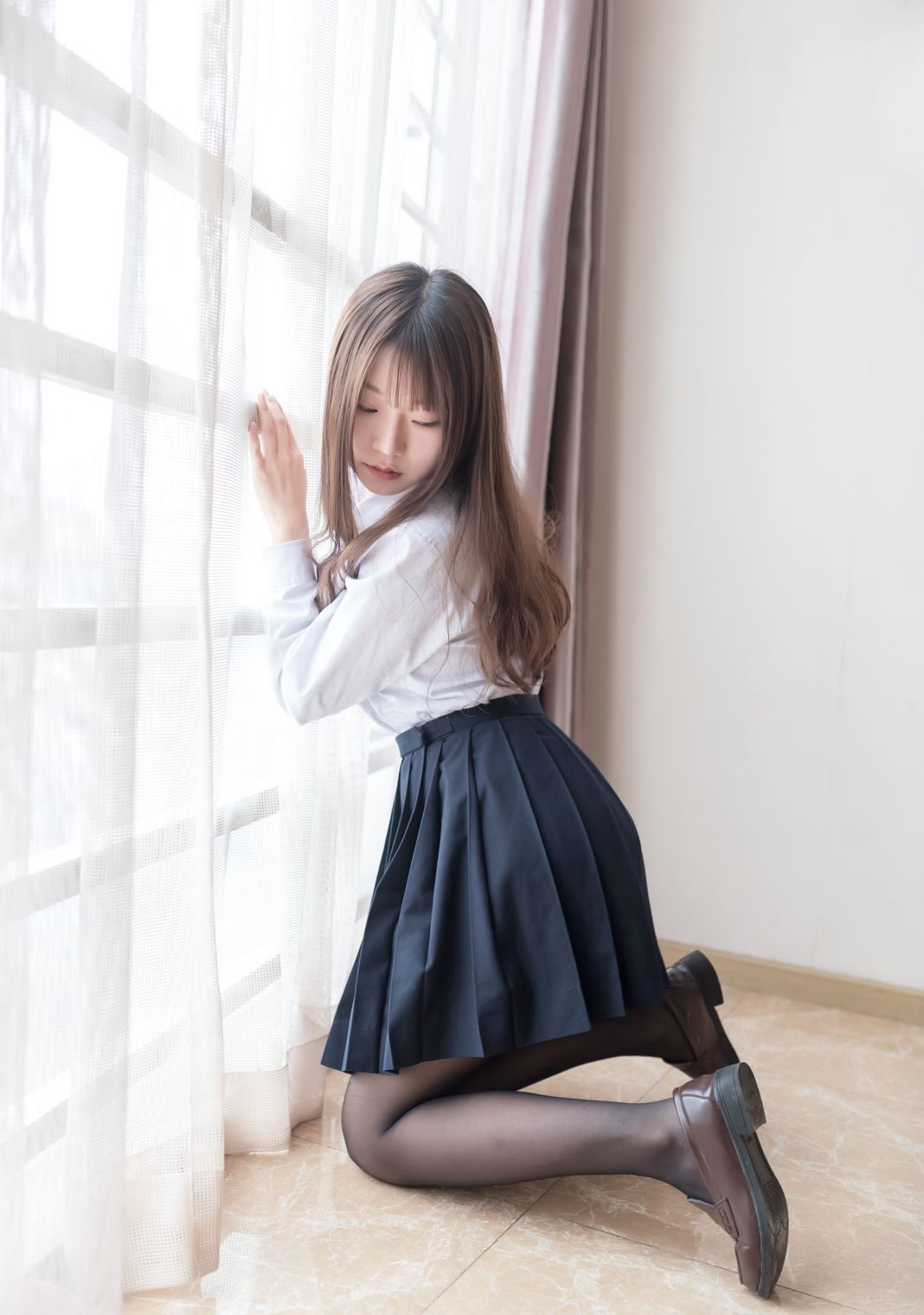 섹시 제복 코스프레 미녀 대담한 바닐라 미아오루루 블랙 실크 사진