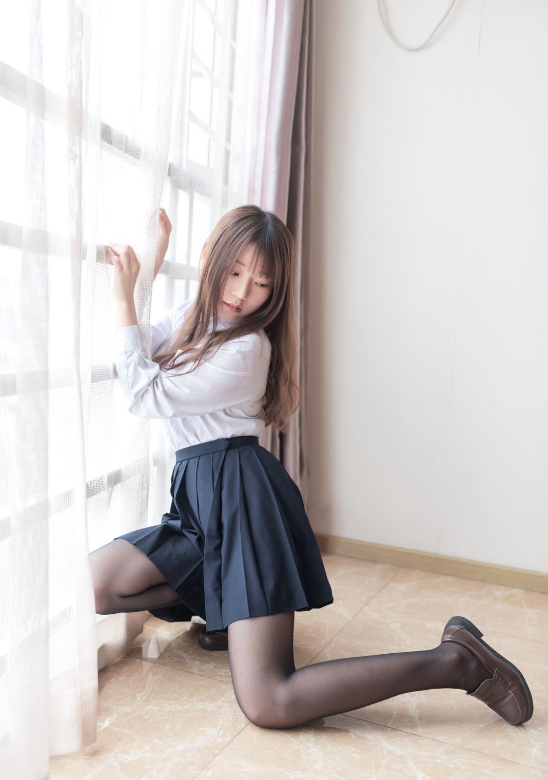섹시 제복 코스프레 미녀 대담한 바닐라 미아오루루 블랙 실크 사진