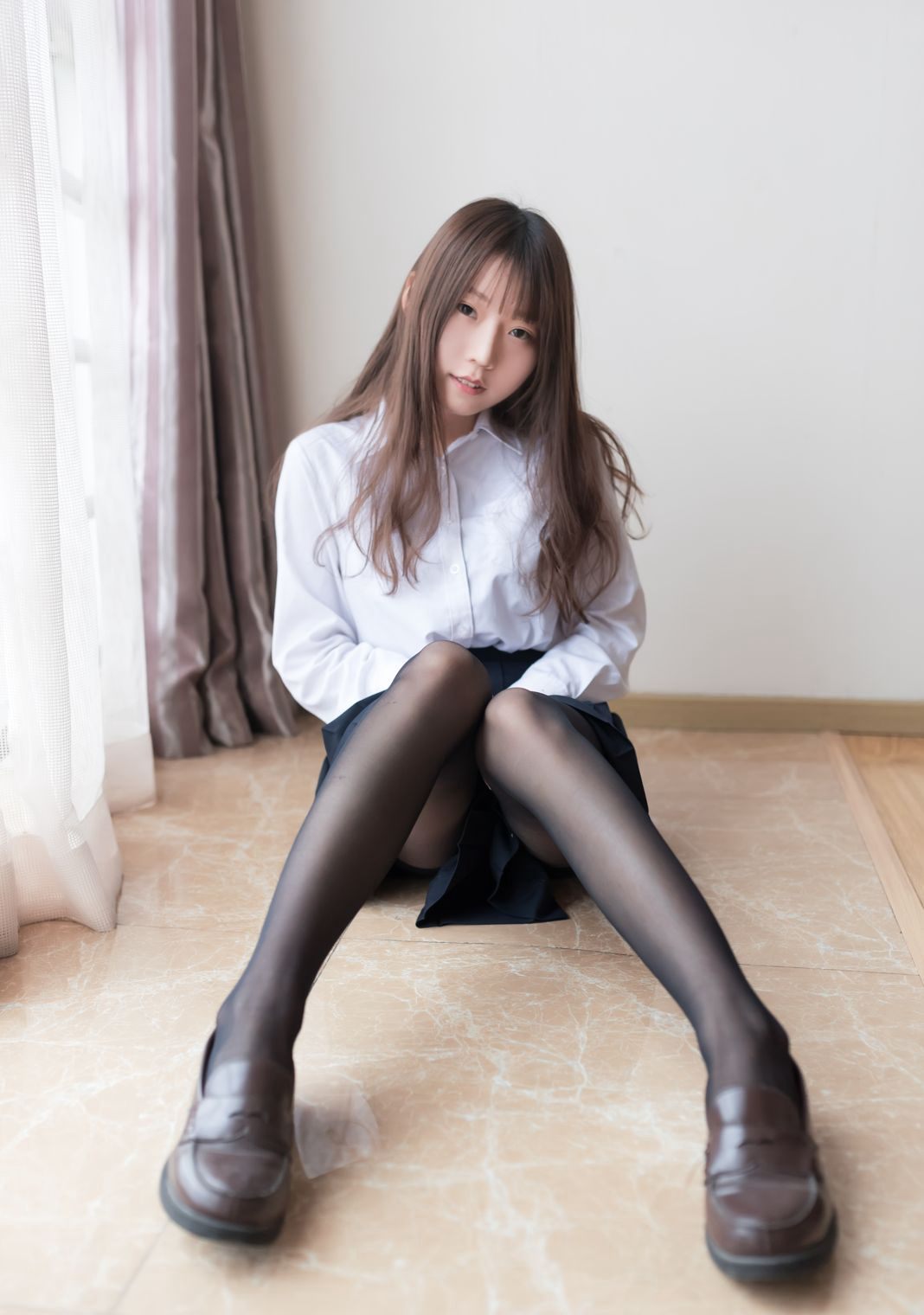 섹시 제복 코스프레 미녀 대담한 바닐라 미아오루루 블랙 실크 사진