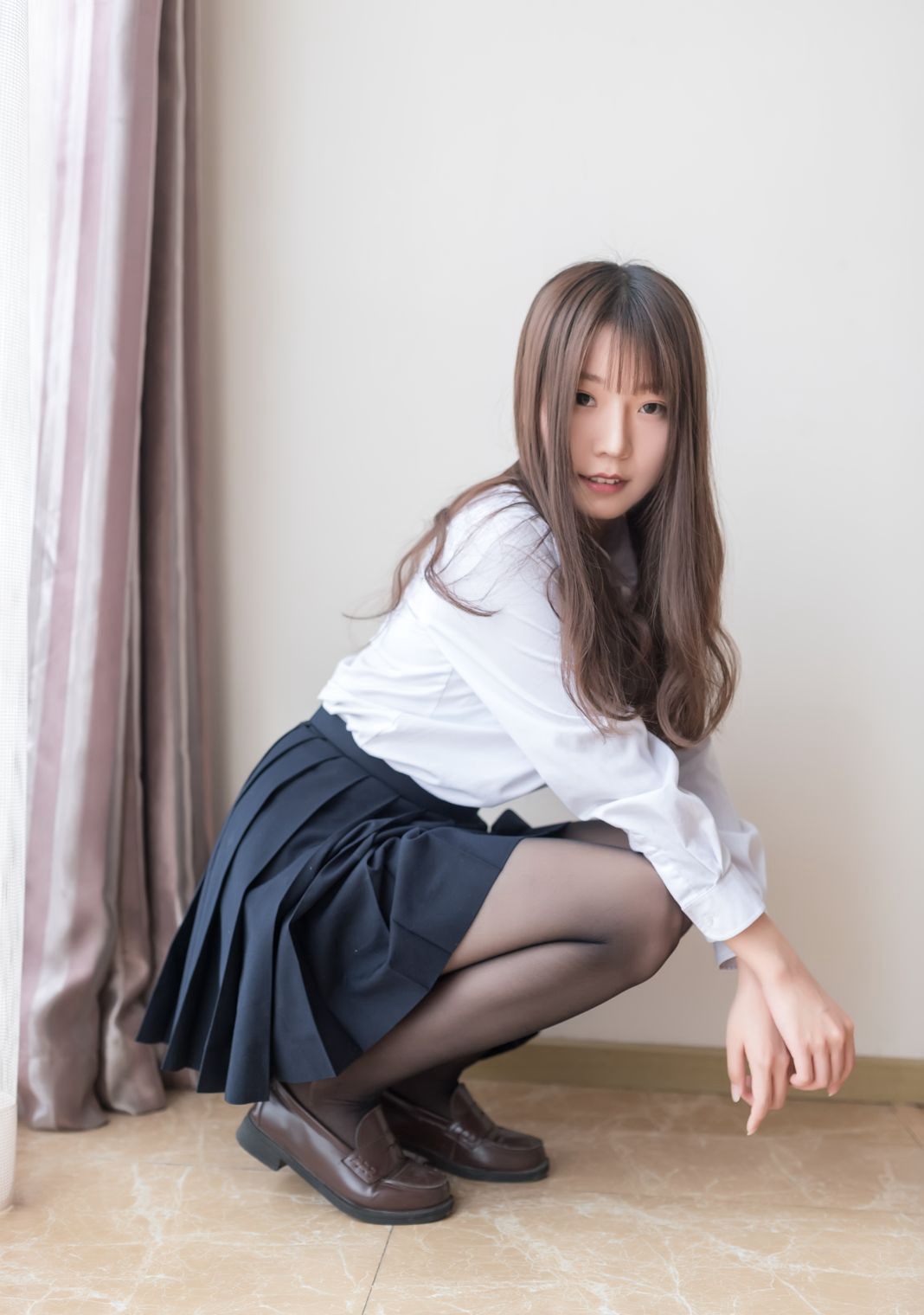 섹시 제복 코스프레 미녀 대담한 바닐라 미아오루루 블랙 실크 사진